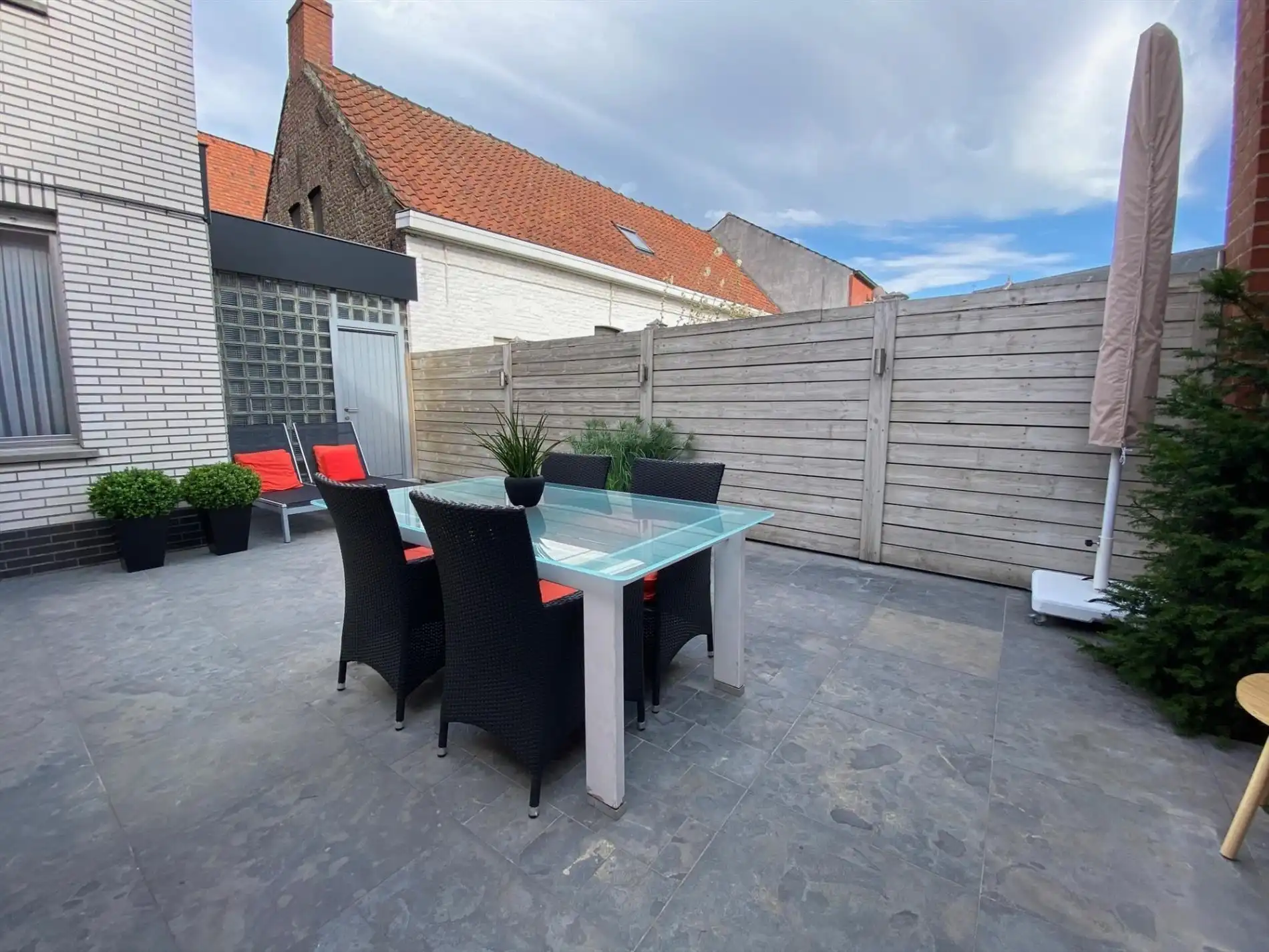 Instapklare hoekwoning met 2 garages 'TE KOOP' te Oeselgem. foto 5