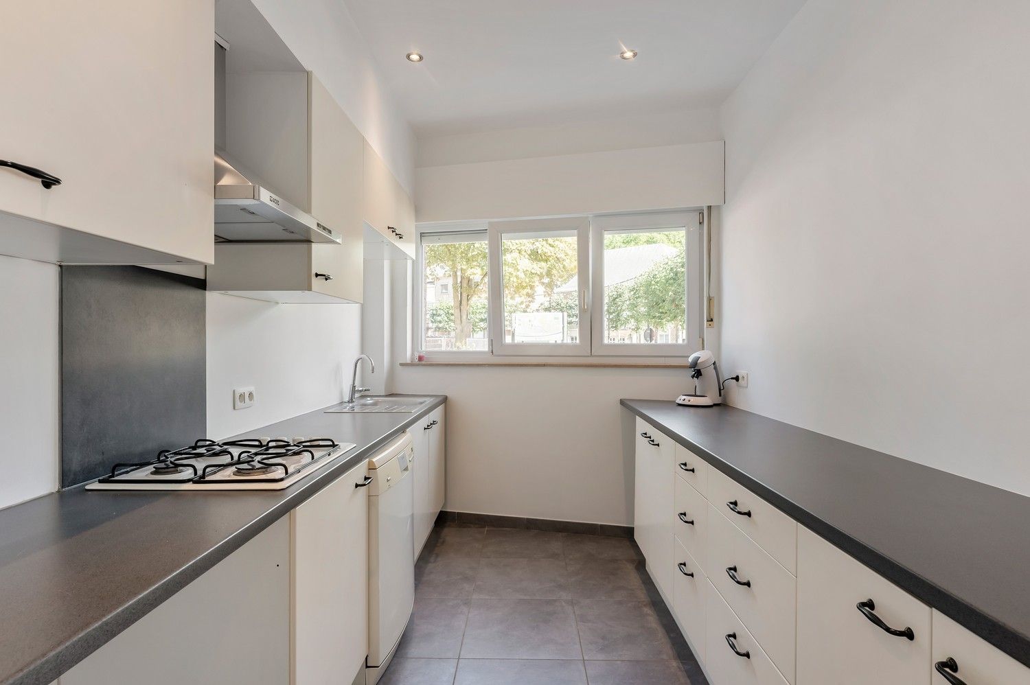 Gerenoveerd gelijkvloersappartement met twee slaapkamers. foto 10