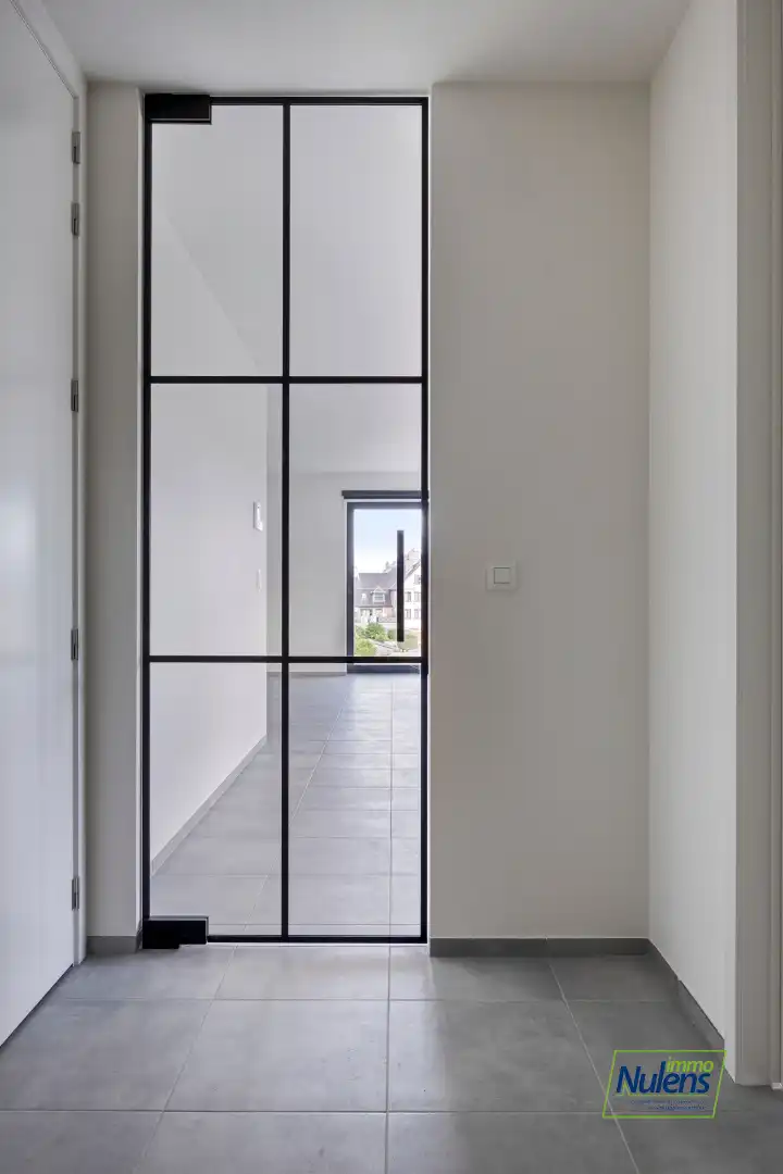 Stijlvol nieuwbouwappartement met 2 slaapkamers en zonnig terras in hartje Lanaken! foto 4