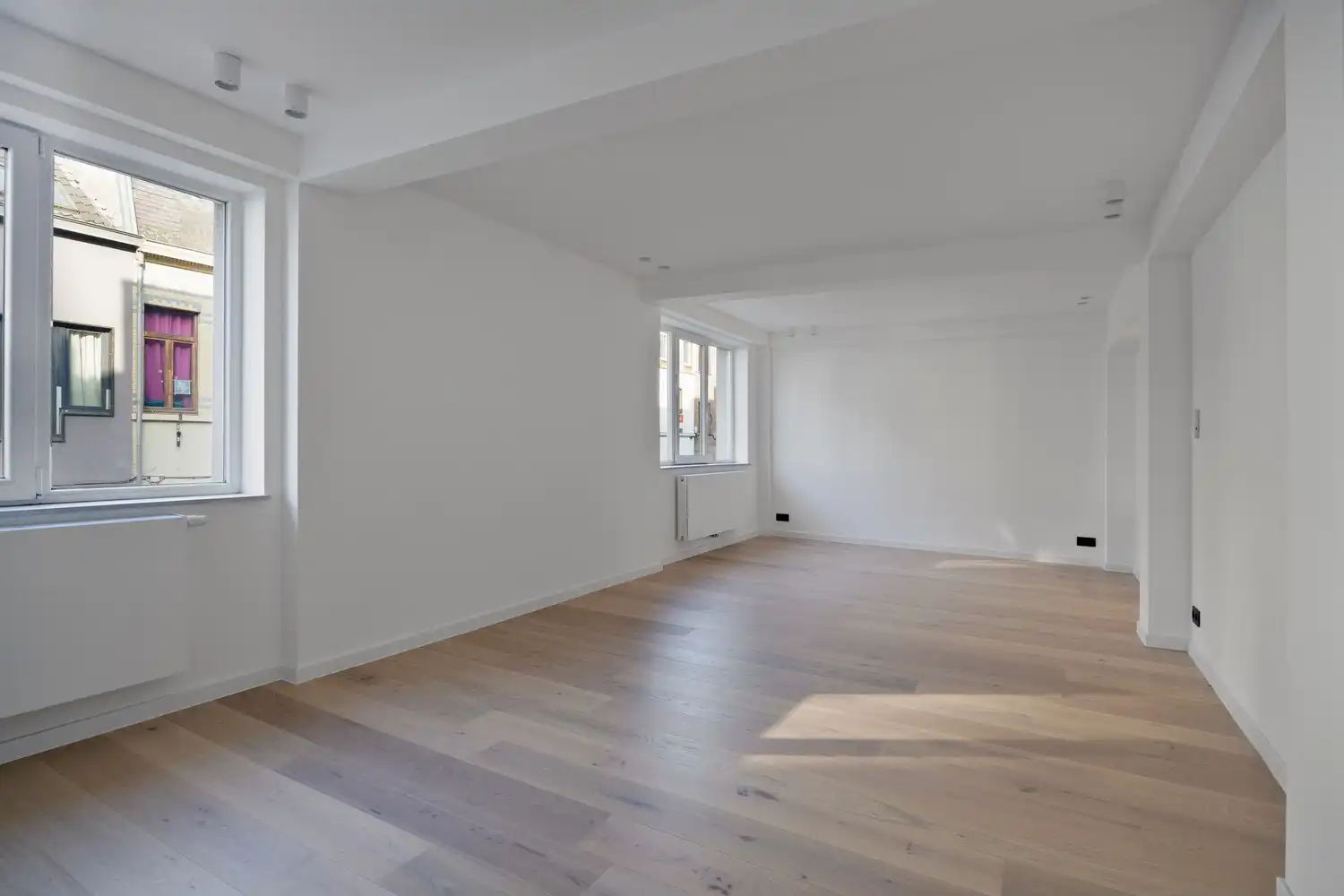 Gerenoveerd appartement met 2 slaapkamers en een terras nabij het Citadelpark en het Sint-Pietersstation. foto 2