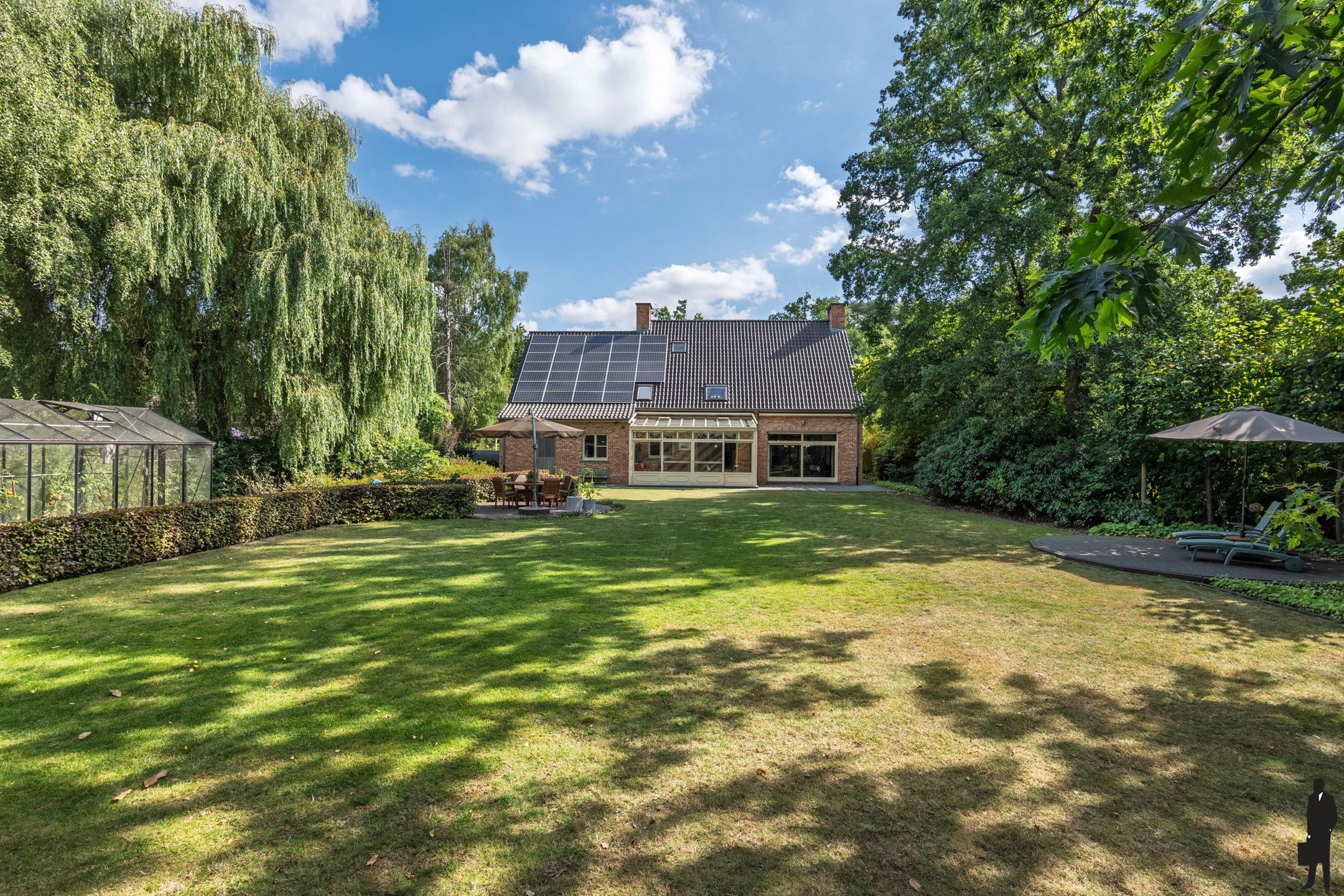 Ruime villa met aangelegde tuin foto {{pictureIndex}}