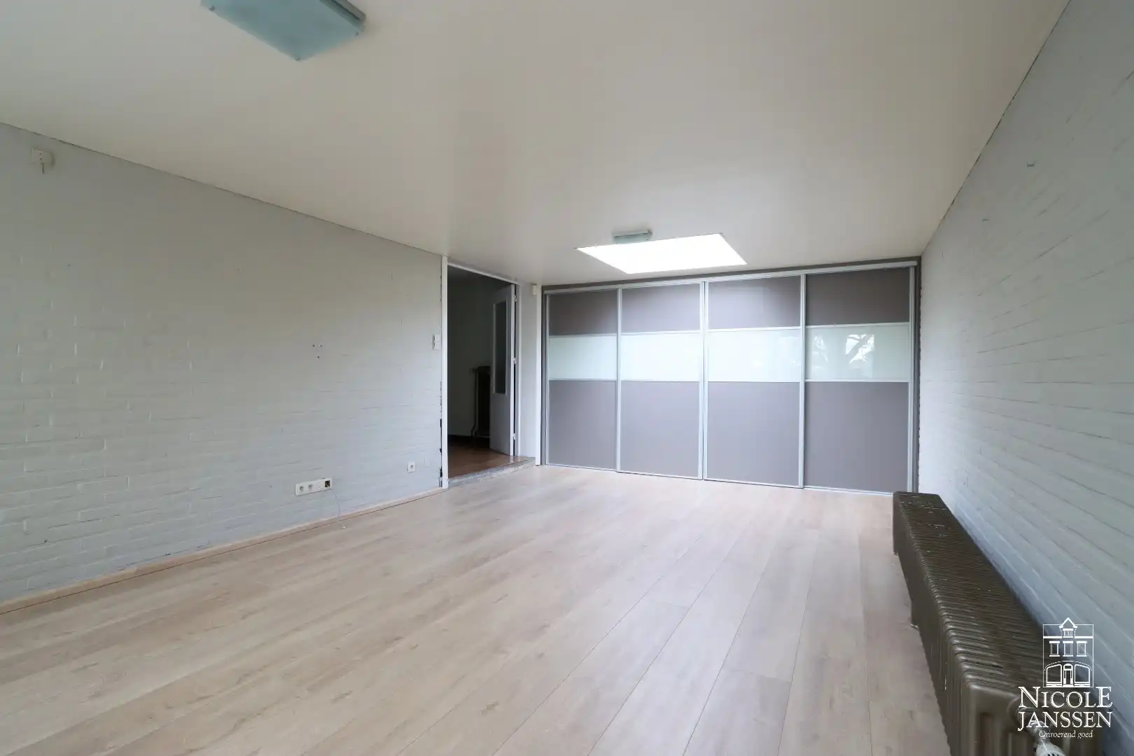 Grote loods en handelspand met bovengelegen woonst net buiten het centrum van Maaseik foto 24