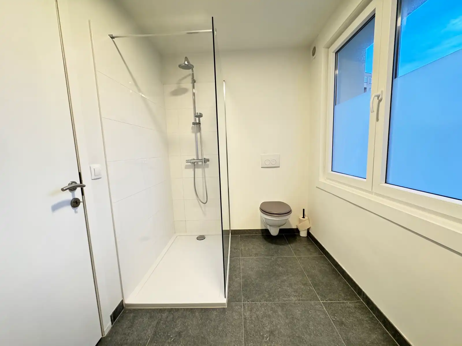 Gerenoveerd tweeslaapkamer appartement te Oostende. foto 4