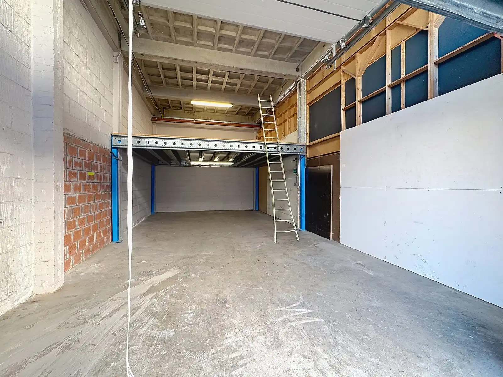 Instapklare OPSLAGRUIMTE (50m²) met tussenverdieping (25m²) op een boogscheut van Brugge (Centrum). Parkeergelegenheid voor de deur. foto 2