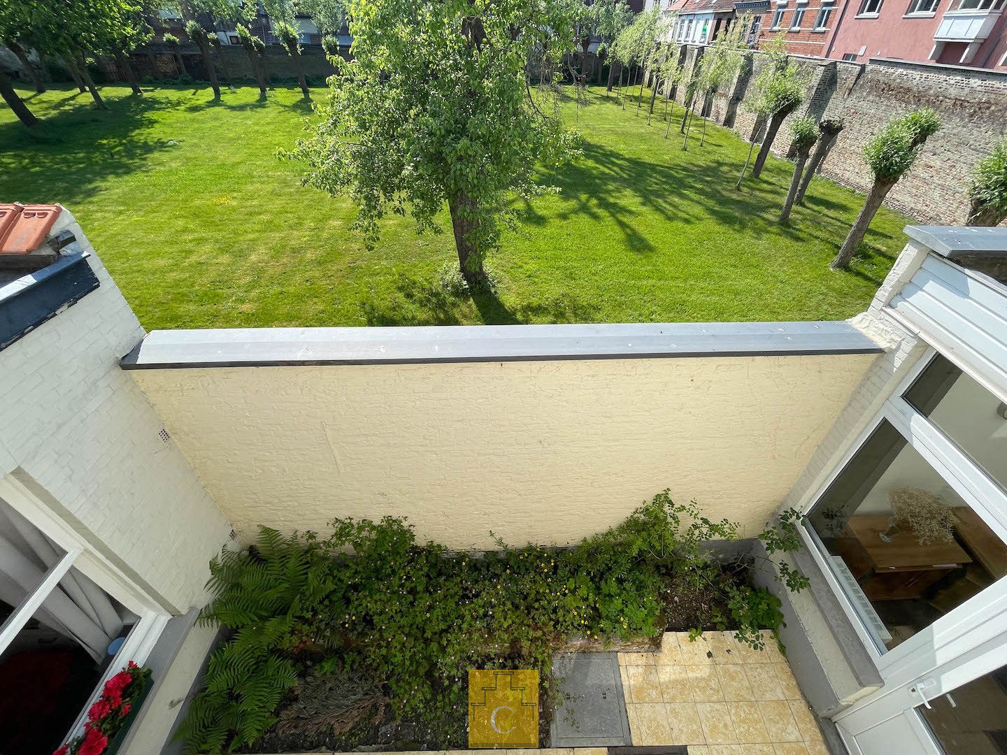 Karakterpand uit de late jaren ‘20 met zongerichte tuinpatio’s en authentiek achterhuis, onbetaalbaar uitzicht op een historische kloostertuin foto 10