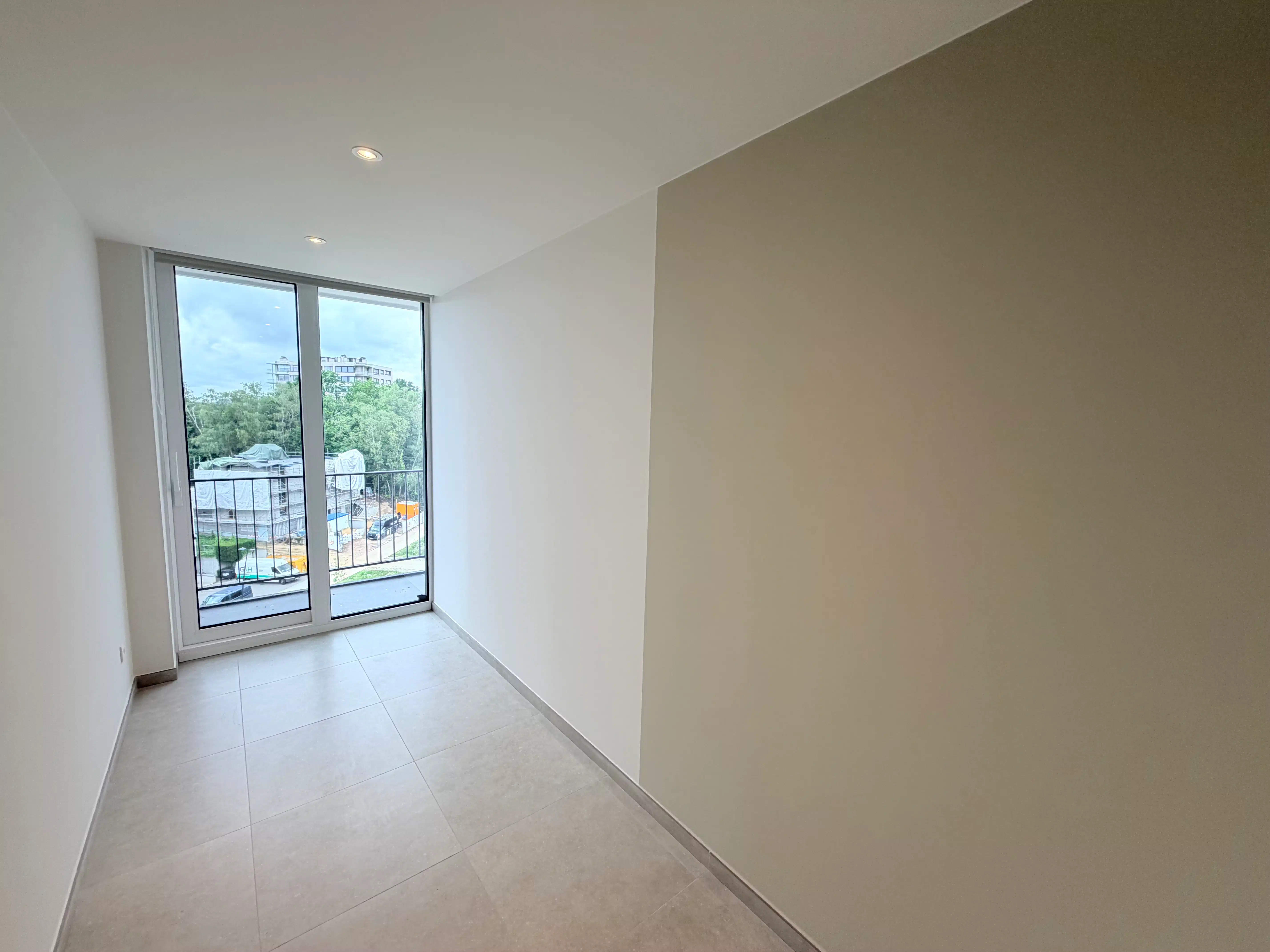 Genk - centrum : Volledig gerenoveerd, ruim en centraal gelegen appartement met 3 slaapkamers en 2 terrassen. foto 7