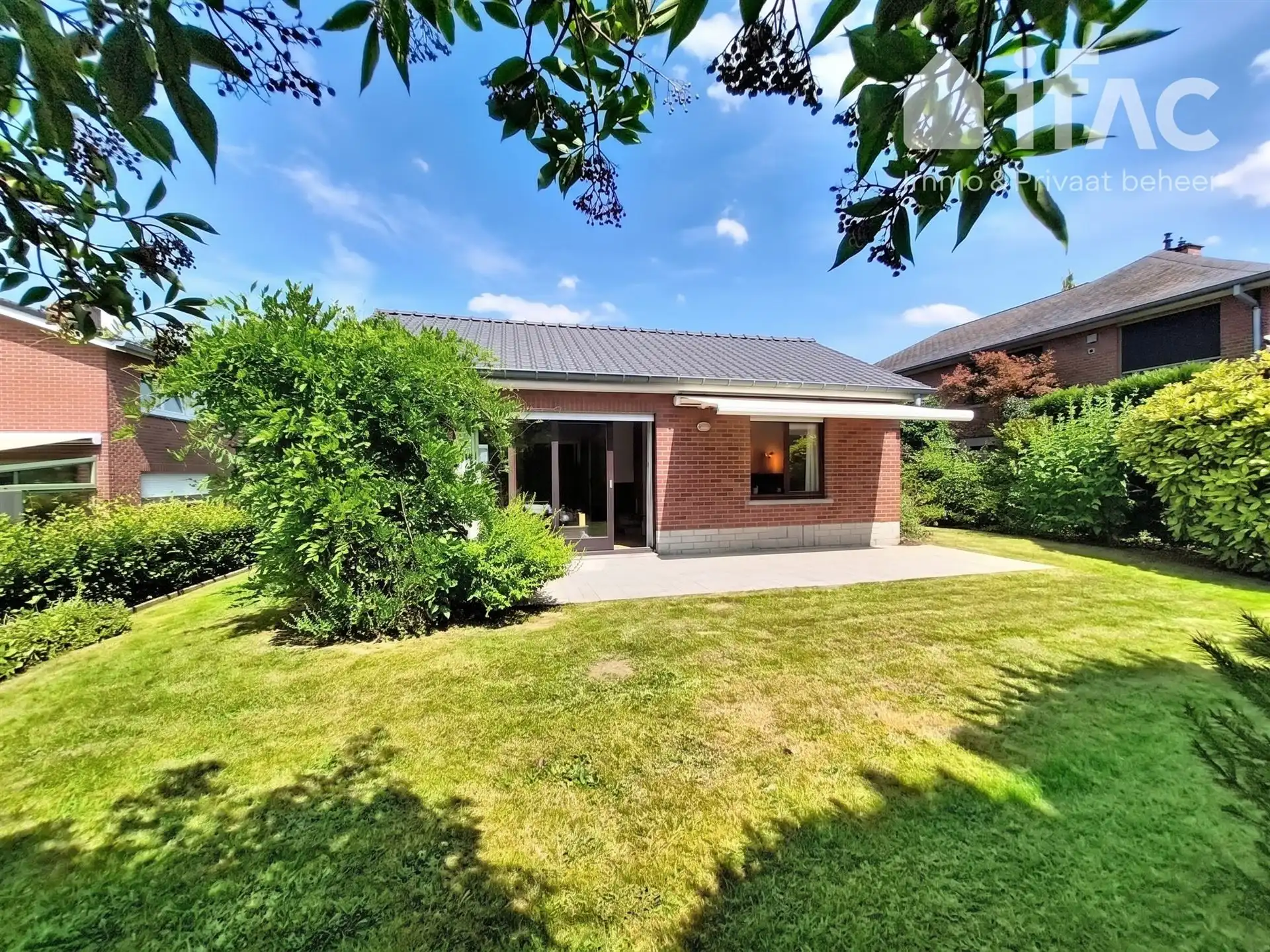 Bungalow op 5,04are, rustig naast het centrum en park  foto 8