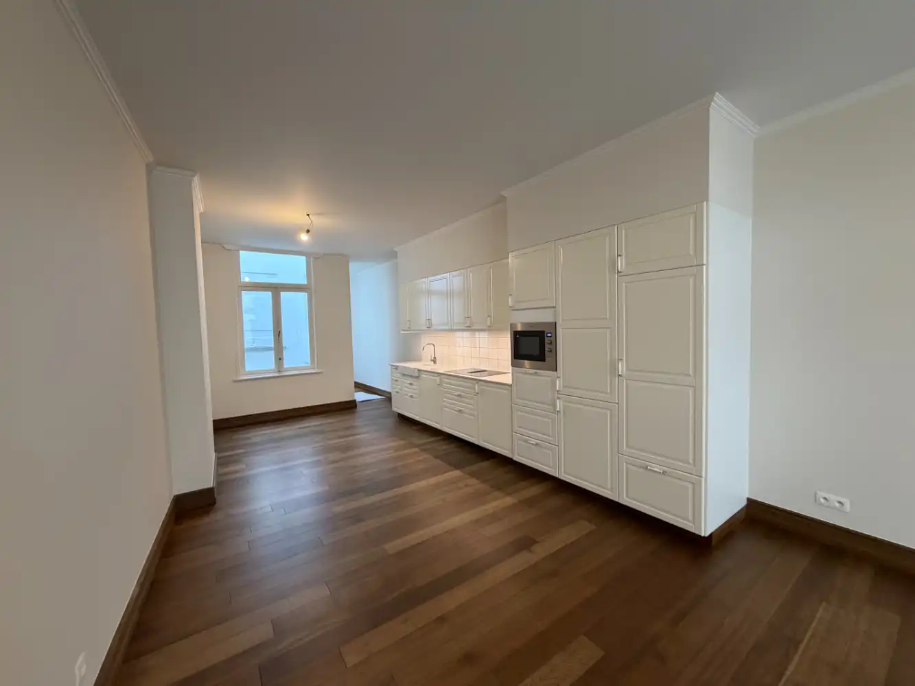Heel mooi gerenoveerd appartement met twee slaapkamers. Tijdens de renovatie is veel aandacht besteed aan het behouden en versterken van de authentieke stijl van het gebouw. foto 4