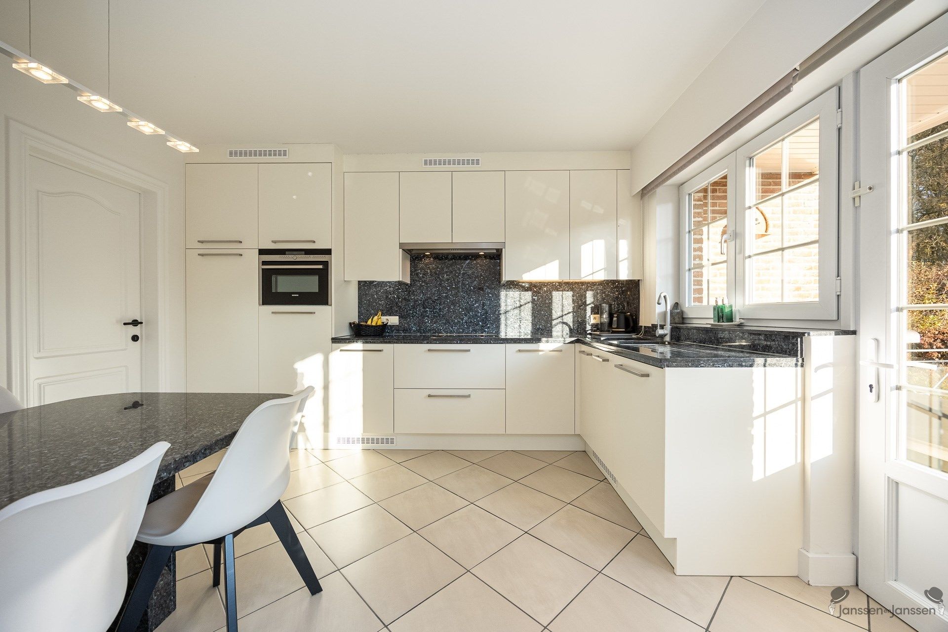 Lichtrijke, top-onderhouden woning in een doodlopende straat in hartje Sint-Job foto 9