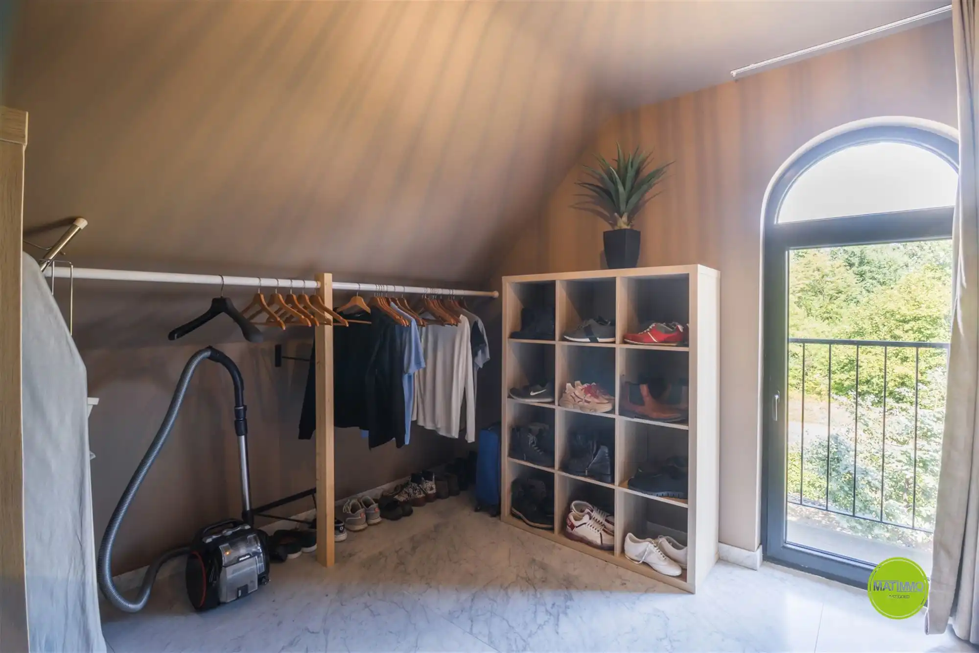 Luxueus gerenoveerde woning met groot stuk grond  foto 31