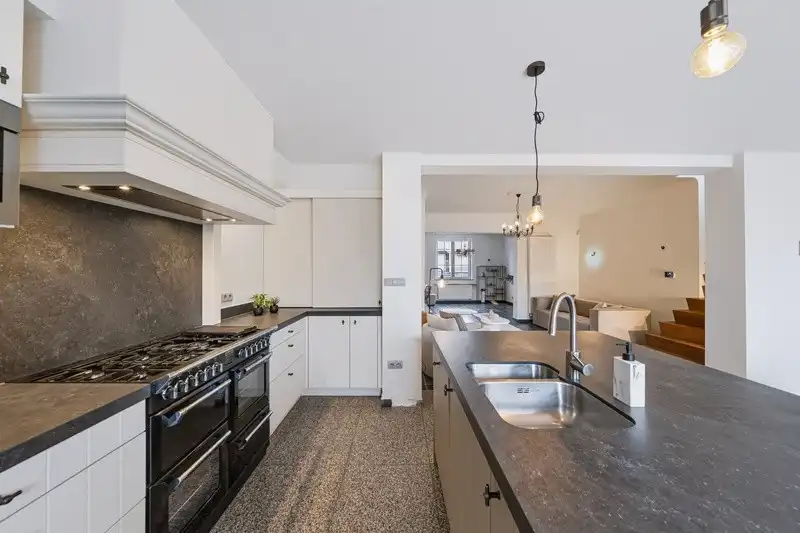 Karaktevolle eengezinswoning met garage en ruime tuin foto 10