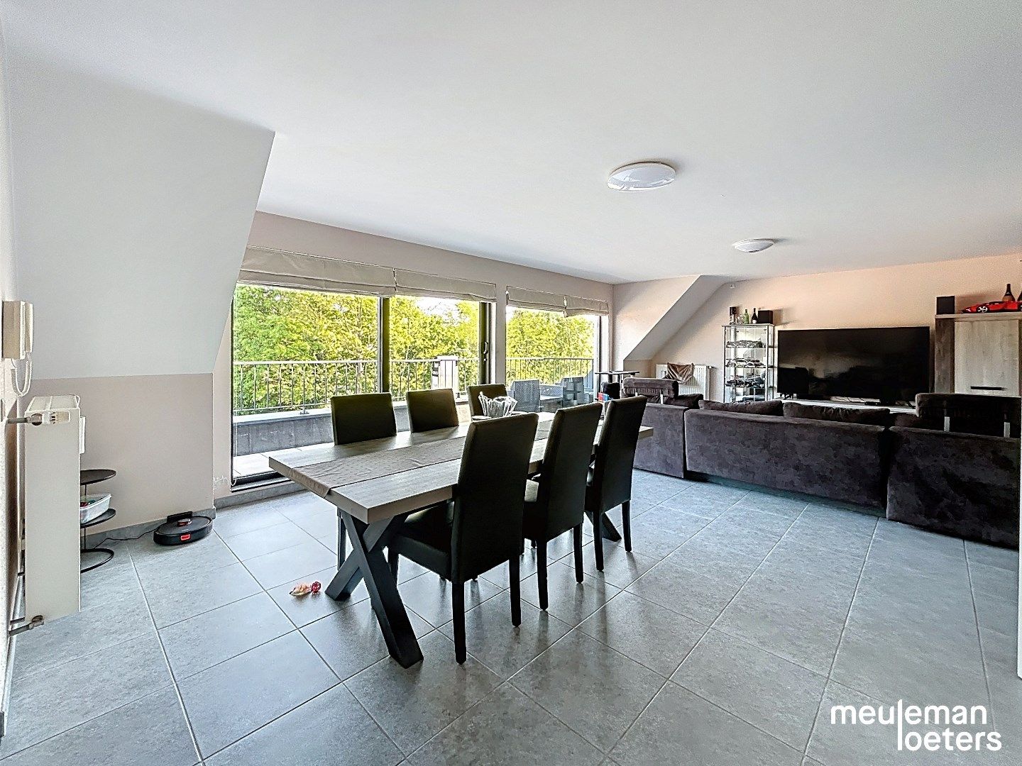 Zeer ruim appartement met terras foto 4