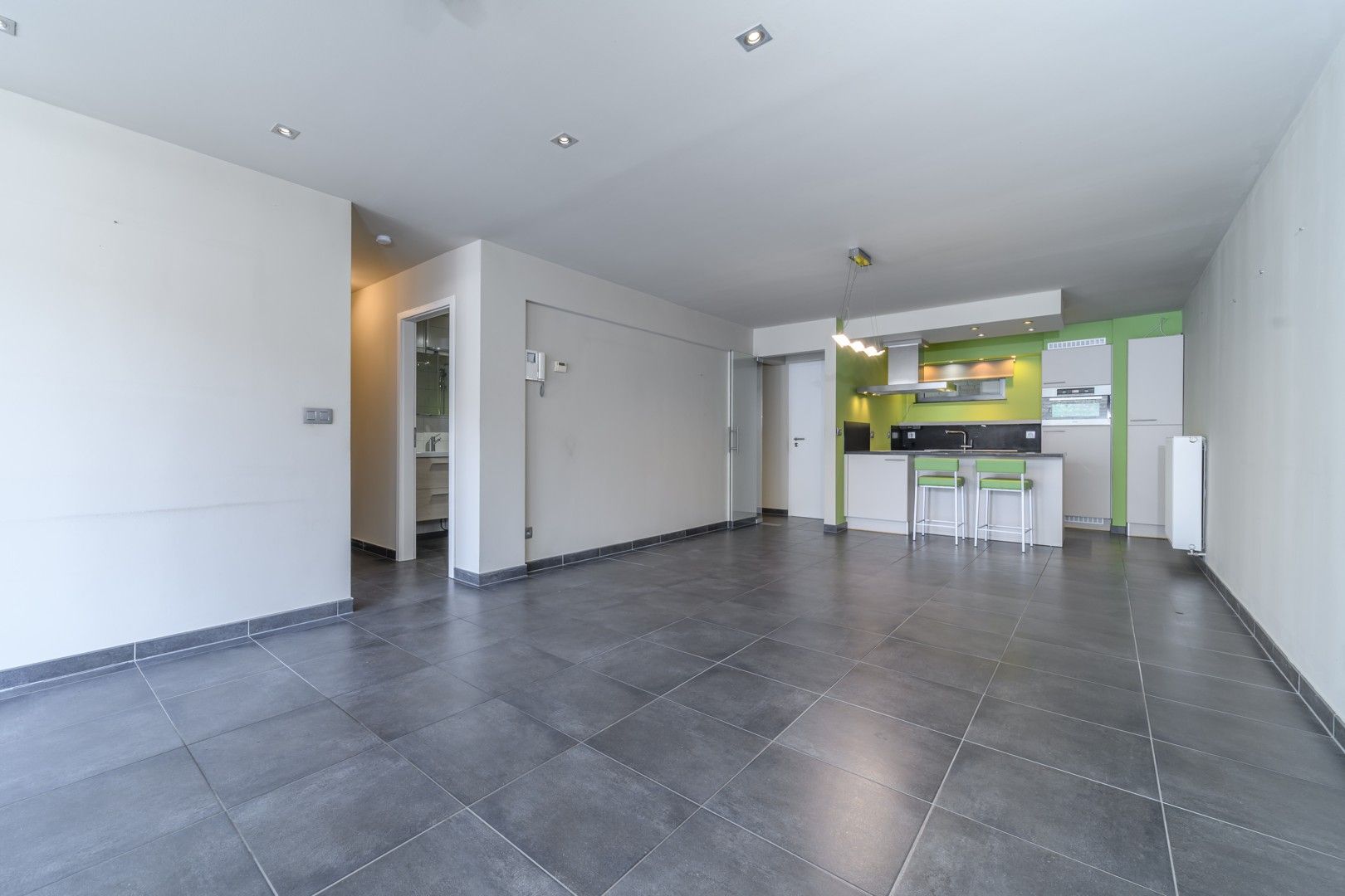 Centraal gelegen, recent 2 slaapkamer-appartement. foto 4