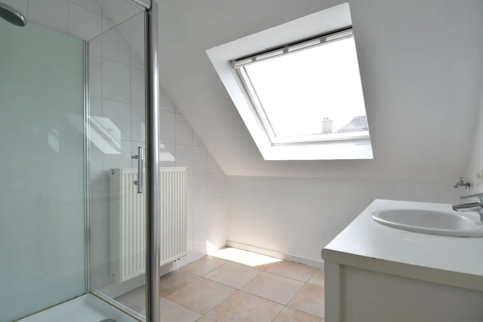 Interessante opbrengsteigendom (204m² kantoor + 3 appartementen + garages/parkings + 295m² loods) op toplocatie in Bissegem foto 18