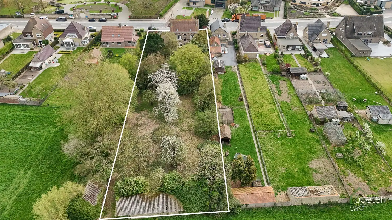 ALVERINGEM: Karaktervolle herenwoning uit het interbellum (jaren 30) met authentieke geveldetails en een warm landelijk interieur op 3.253 m² totale grondopp. foto 30