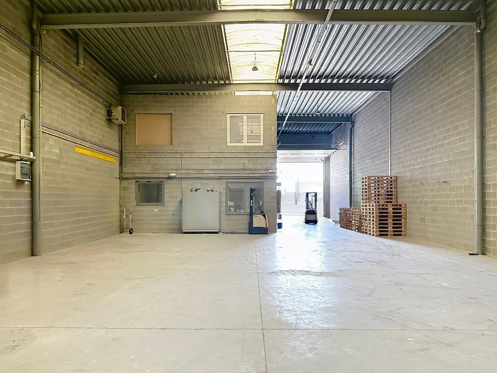 Magazijn met kantoorruimte foto 13