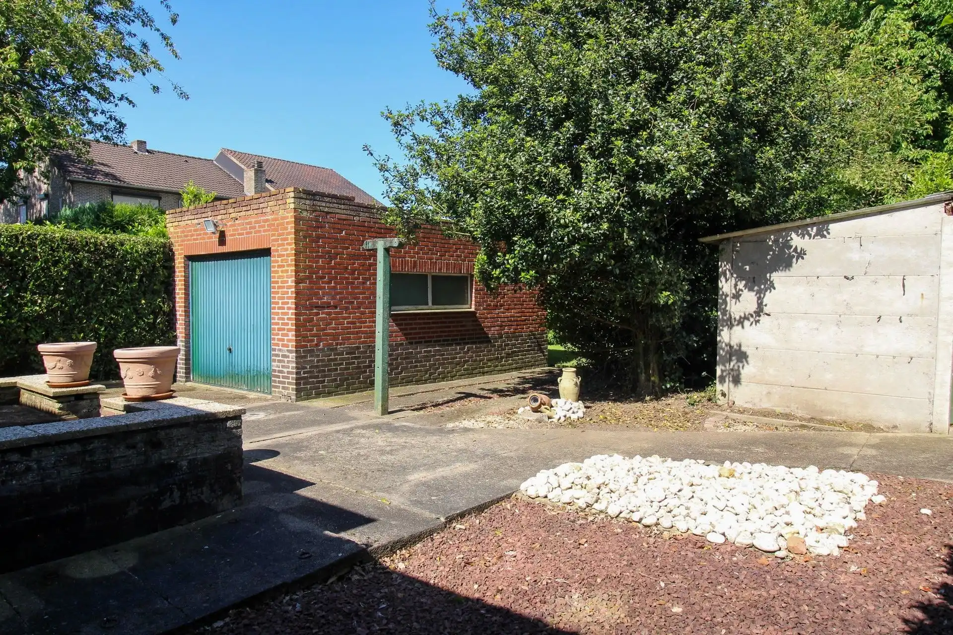 Te renoveren woning met 3 slaapkamers, garage en tuin in Maasmechelen! foto 14