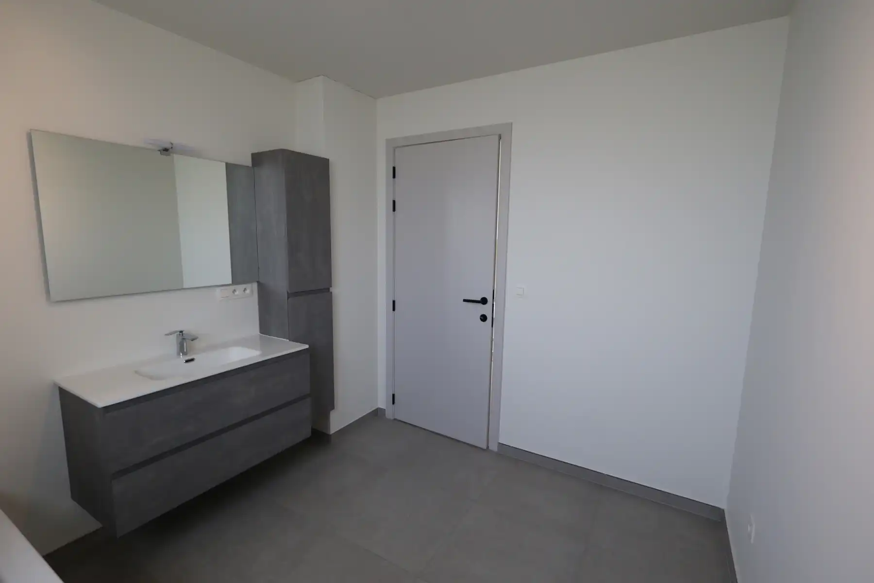 Een ruime nieuwbouwwoning met 3 slaapkamers, terras, tuin en garage.  foto 9