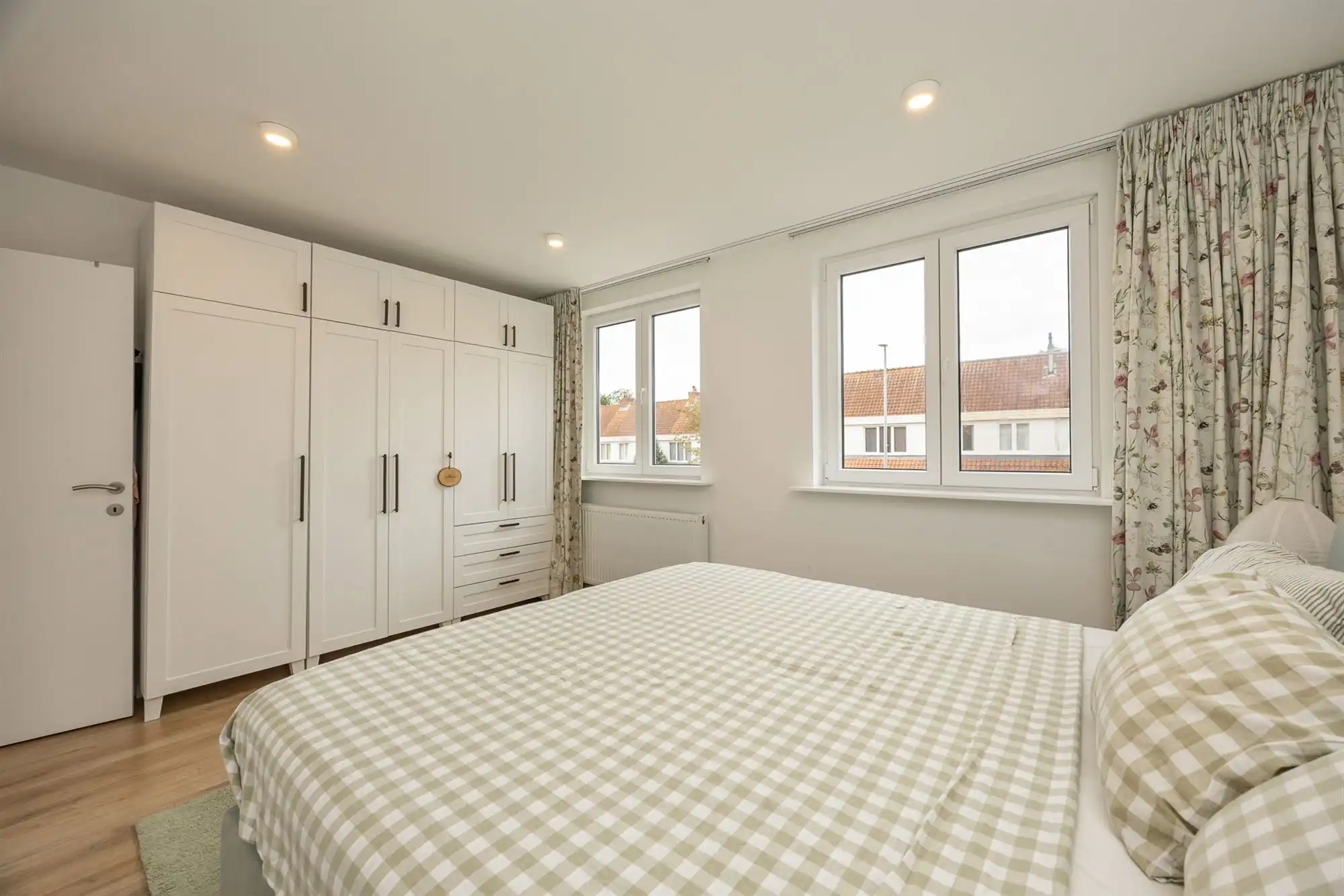 Instapklaar huis met drie slaapkamers en tuin  foto 12