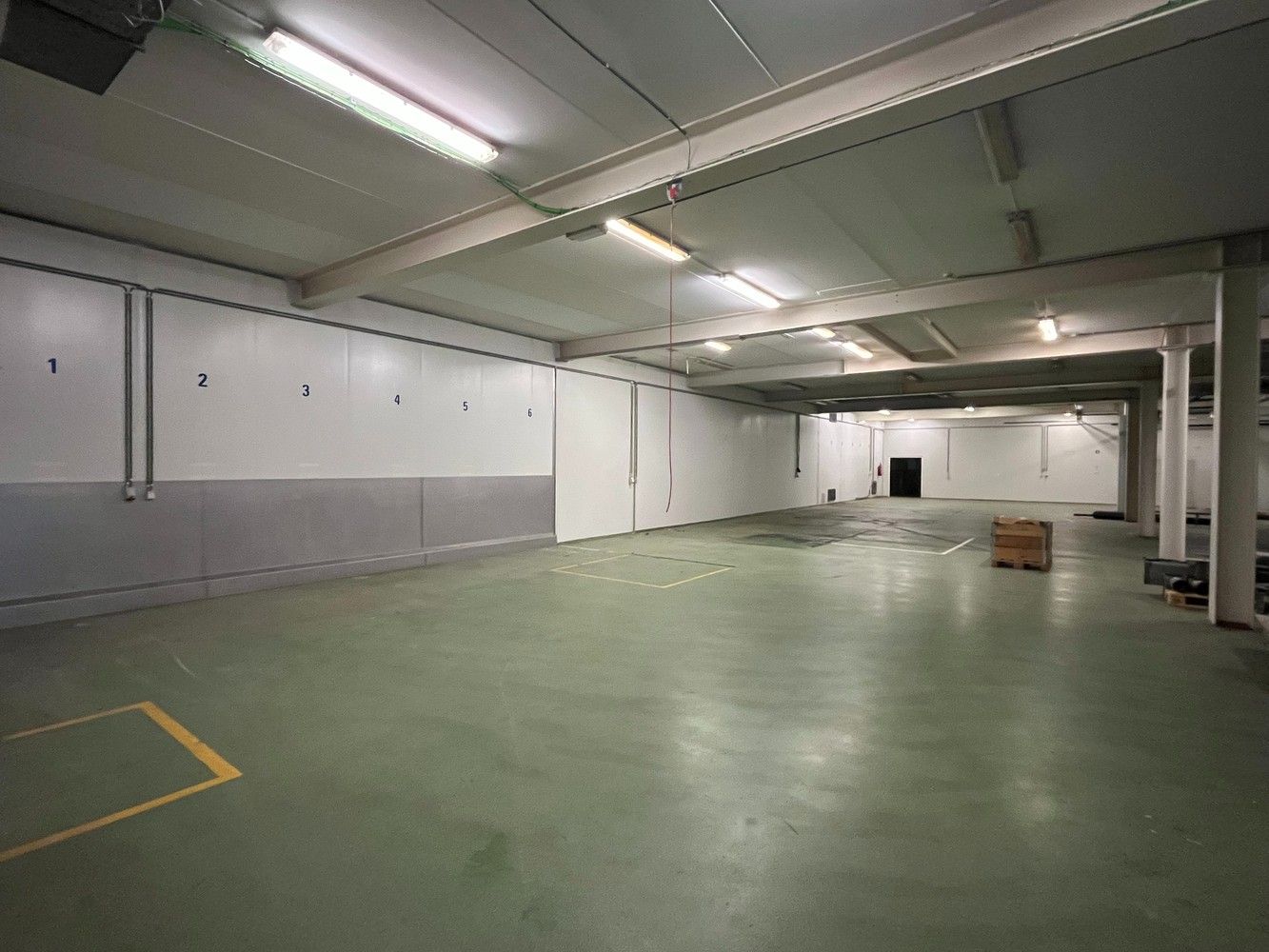 +/- 1790m² bedrijfsgebouw foto 2