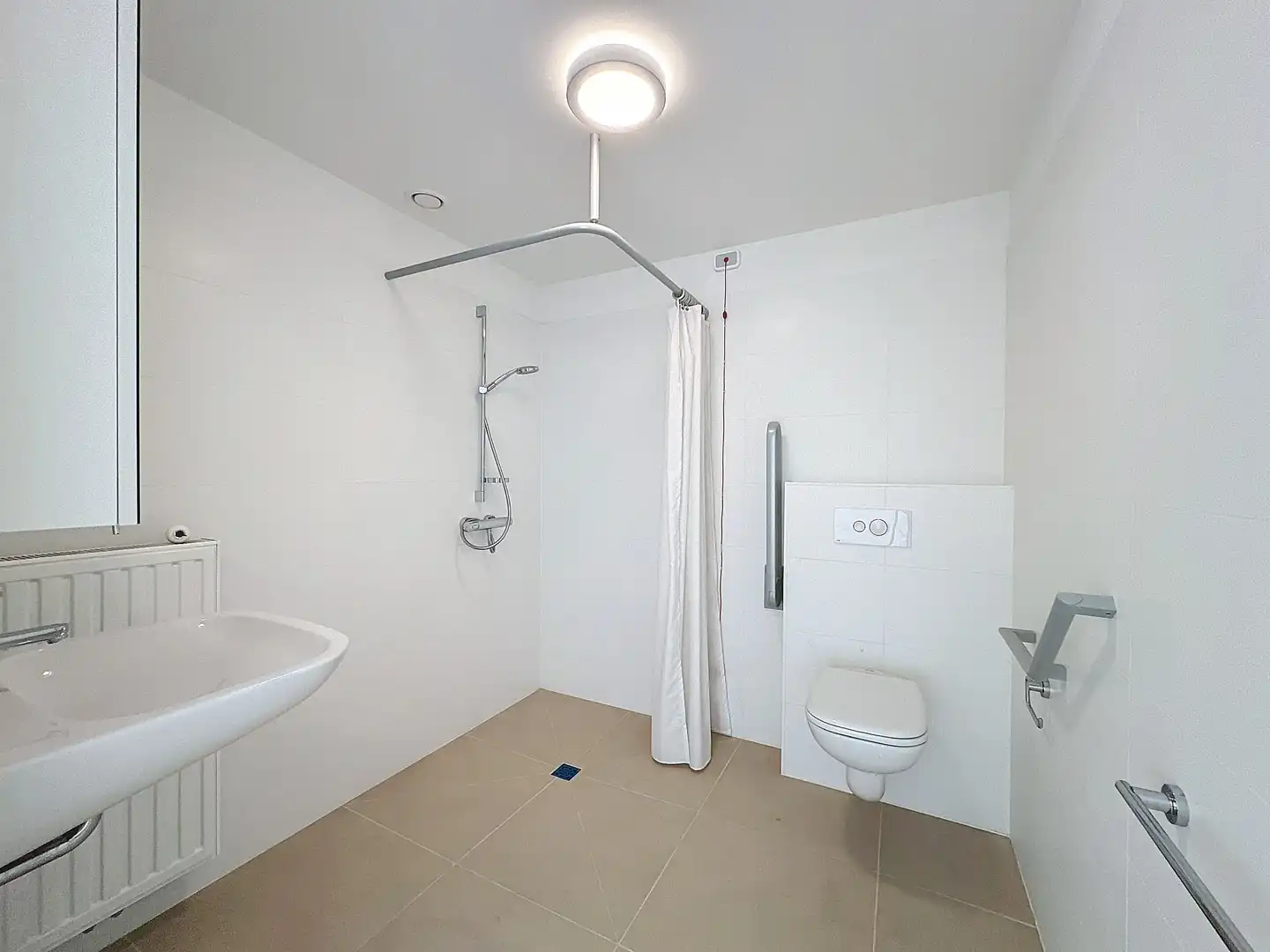 Ruime assistentiewoning met zonneterras en tuintje. foto 9