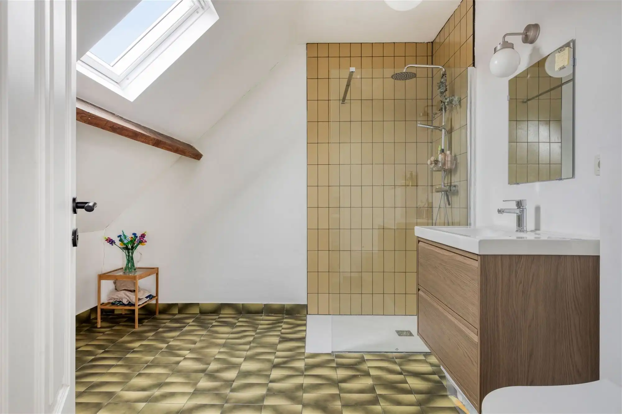 Karaktervolle halfopen bebouwing in rustige woonwijk foto 31