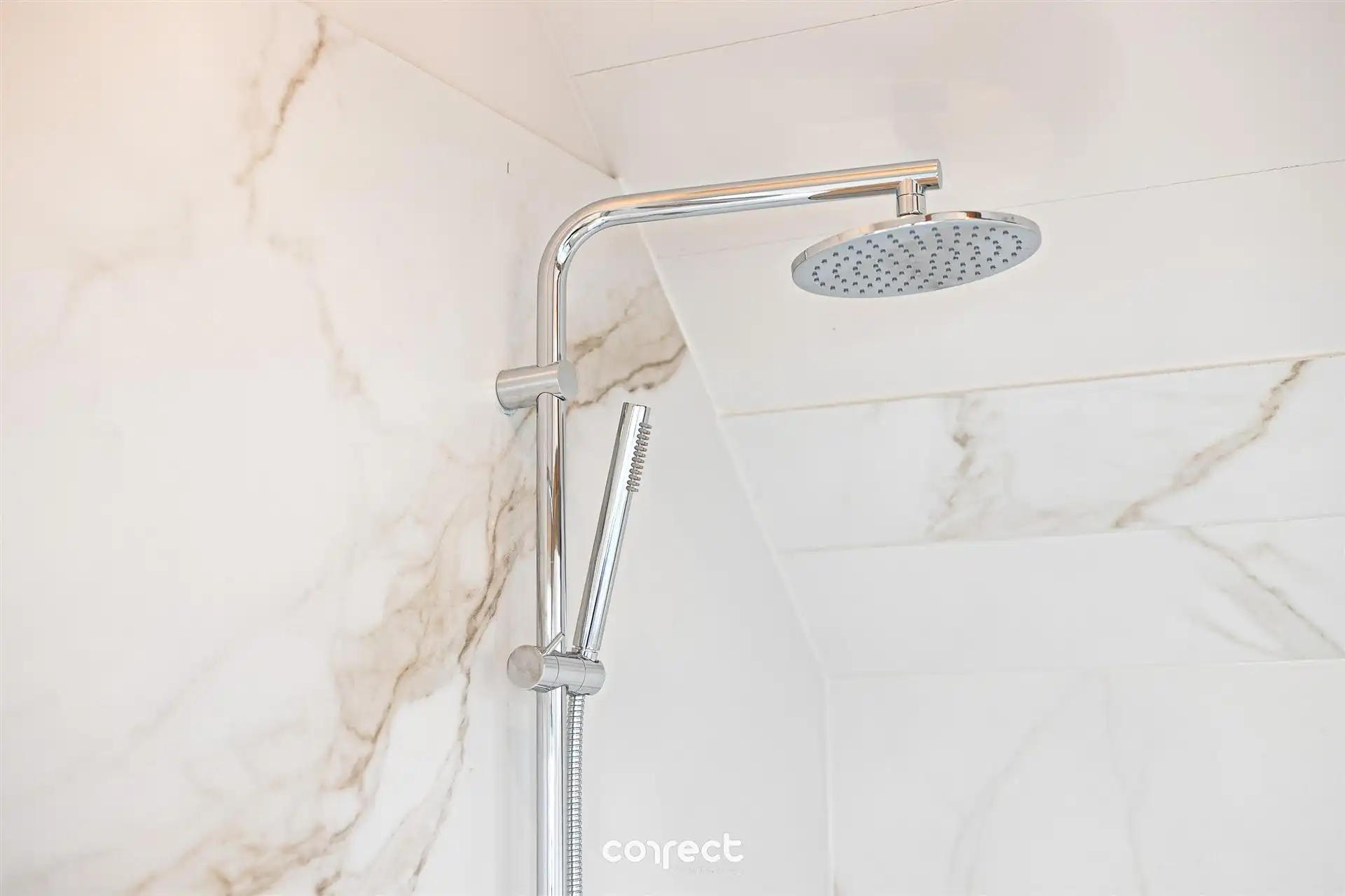 Smaakvolle, volledig gerenoveerde open bebouwing op rustige ligging. foto 14