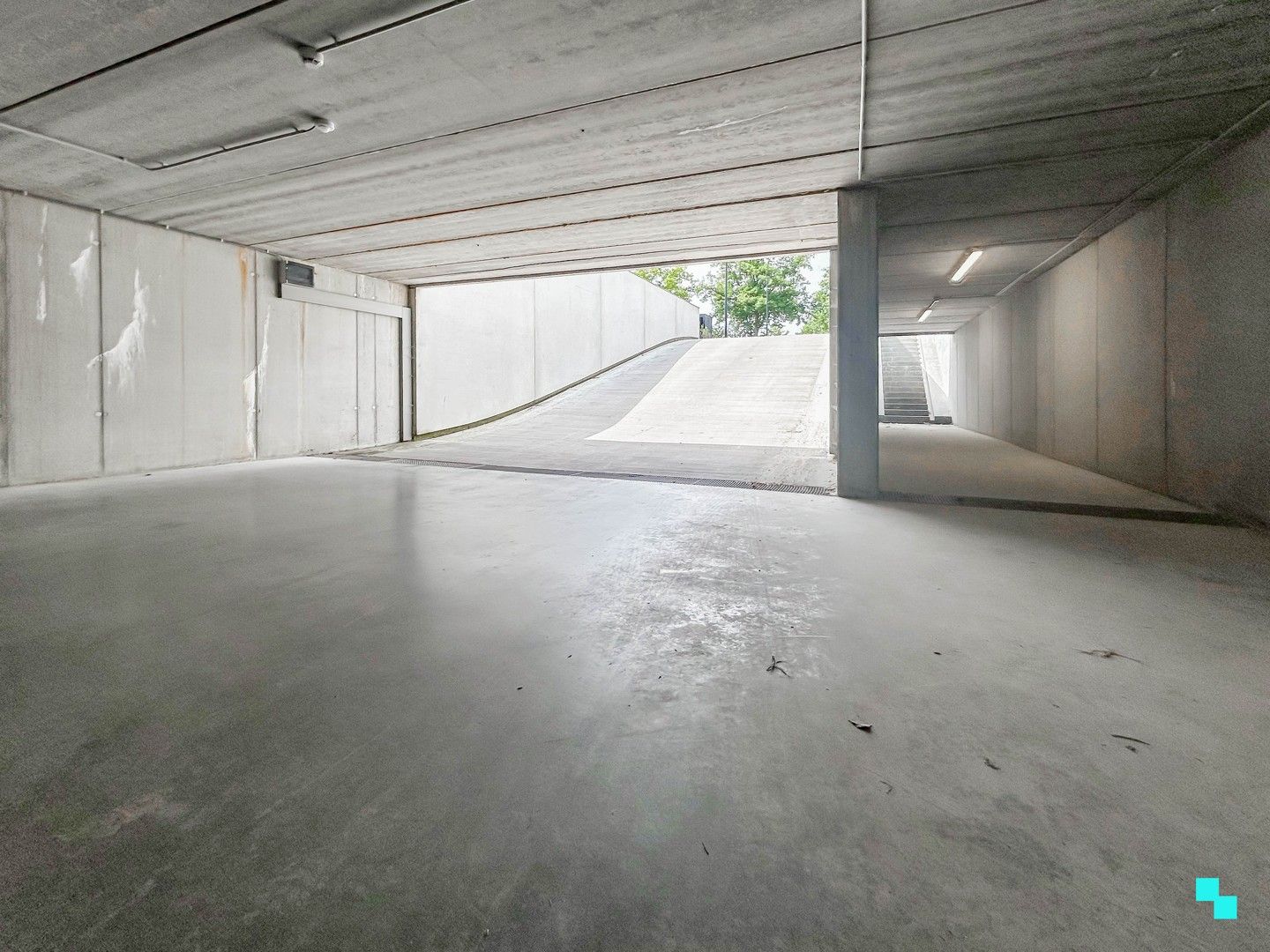 Garagebox met automatische poort gelegen in residentie Blauwpoorte foto 12