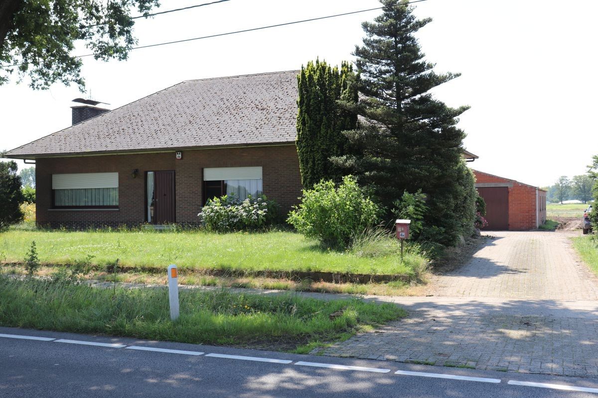 Woning met stal op mooi stuk grond te koop te Brecht foto 1