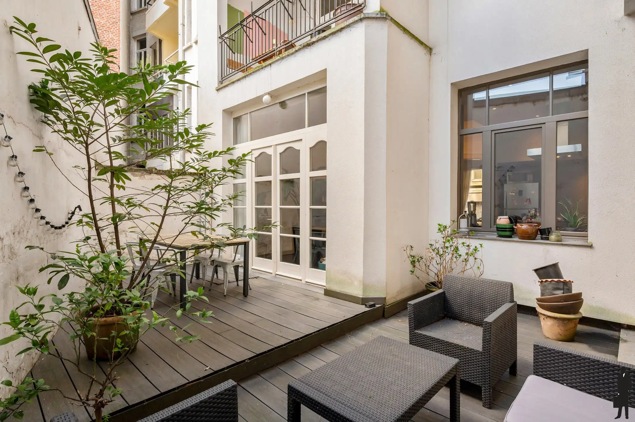 Authentiek appartement met hoge plafonds en terras foto 14