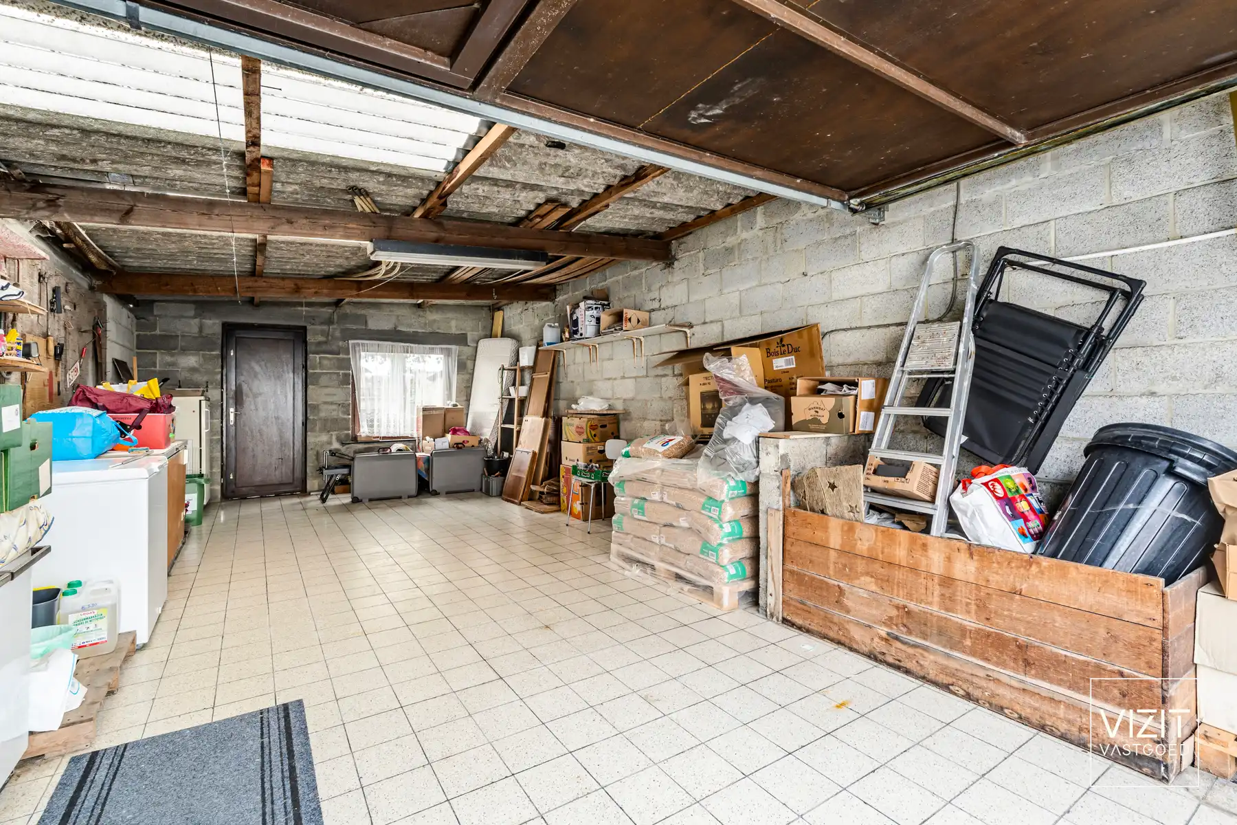 Te renoveren woning met ruime garage en tuin! foto 15
