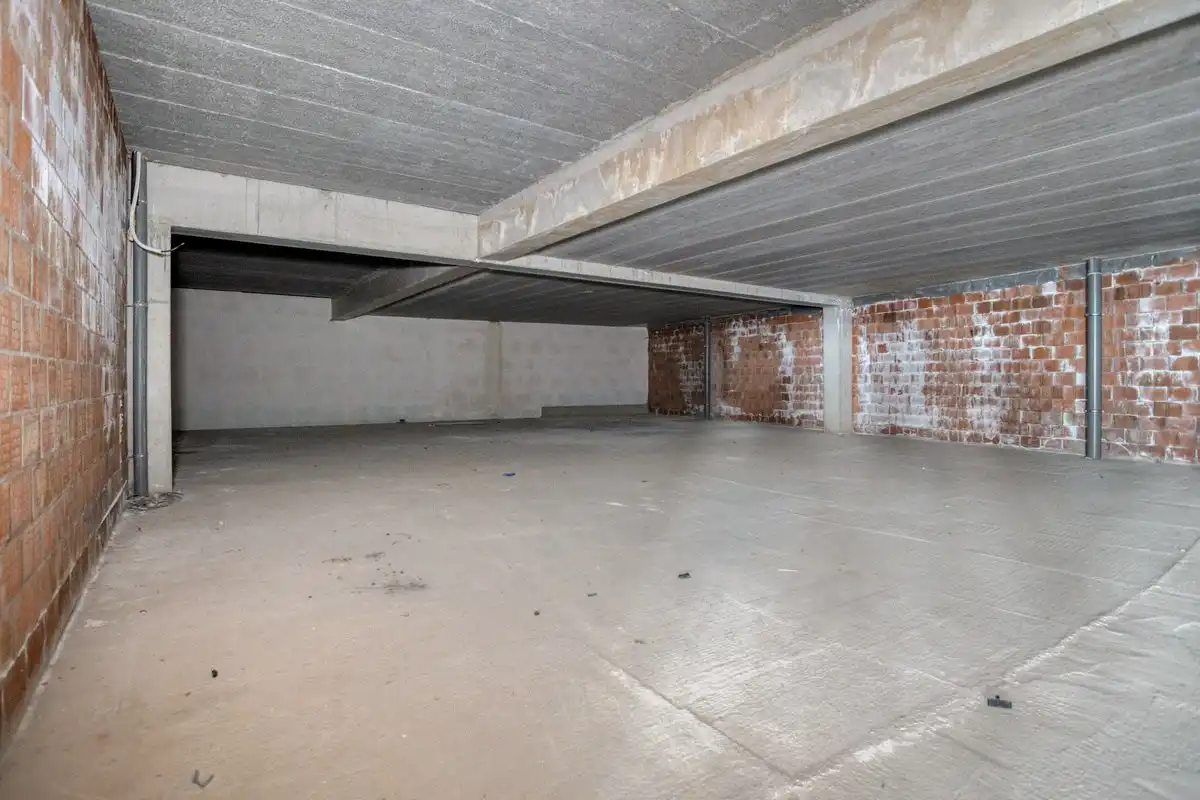 Casco kantoor-/handelsruimte van 724 m² met 7 parkings en kelderbergingen in het centrum. foto 16