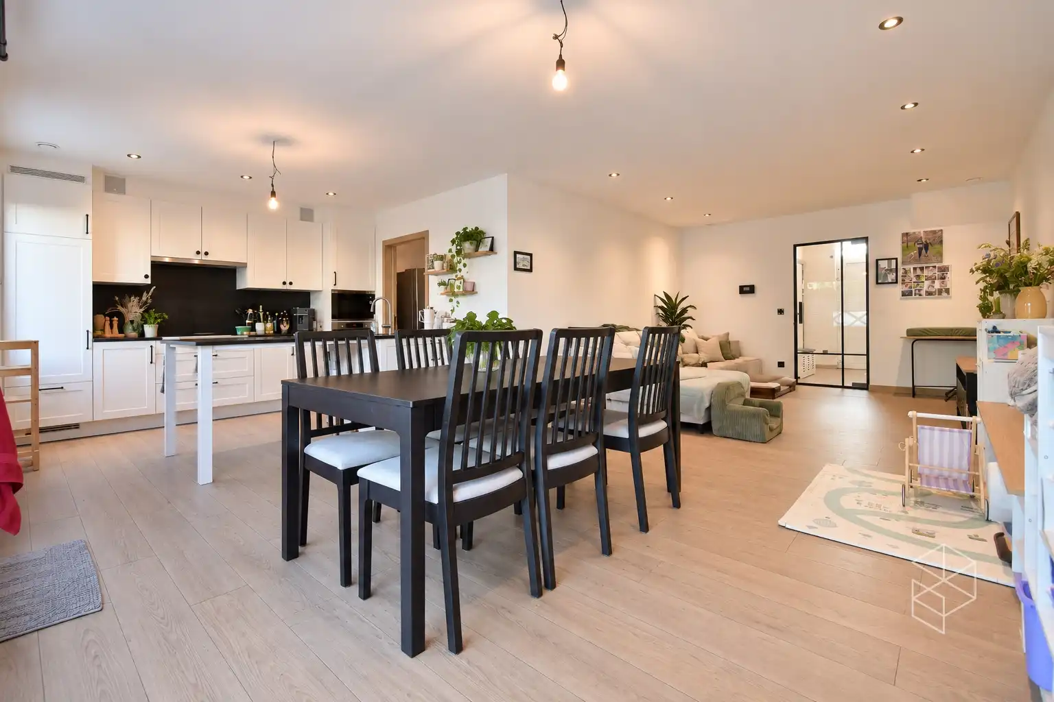 IN OPTIE - COMPROMIS IN OPMAAK | Recente (bj. 2024) royale woning &nbsp;met 4  slaapkamers en tuin op uiterst rustige locatie foto 5