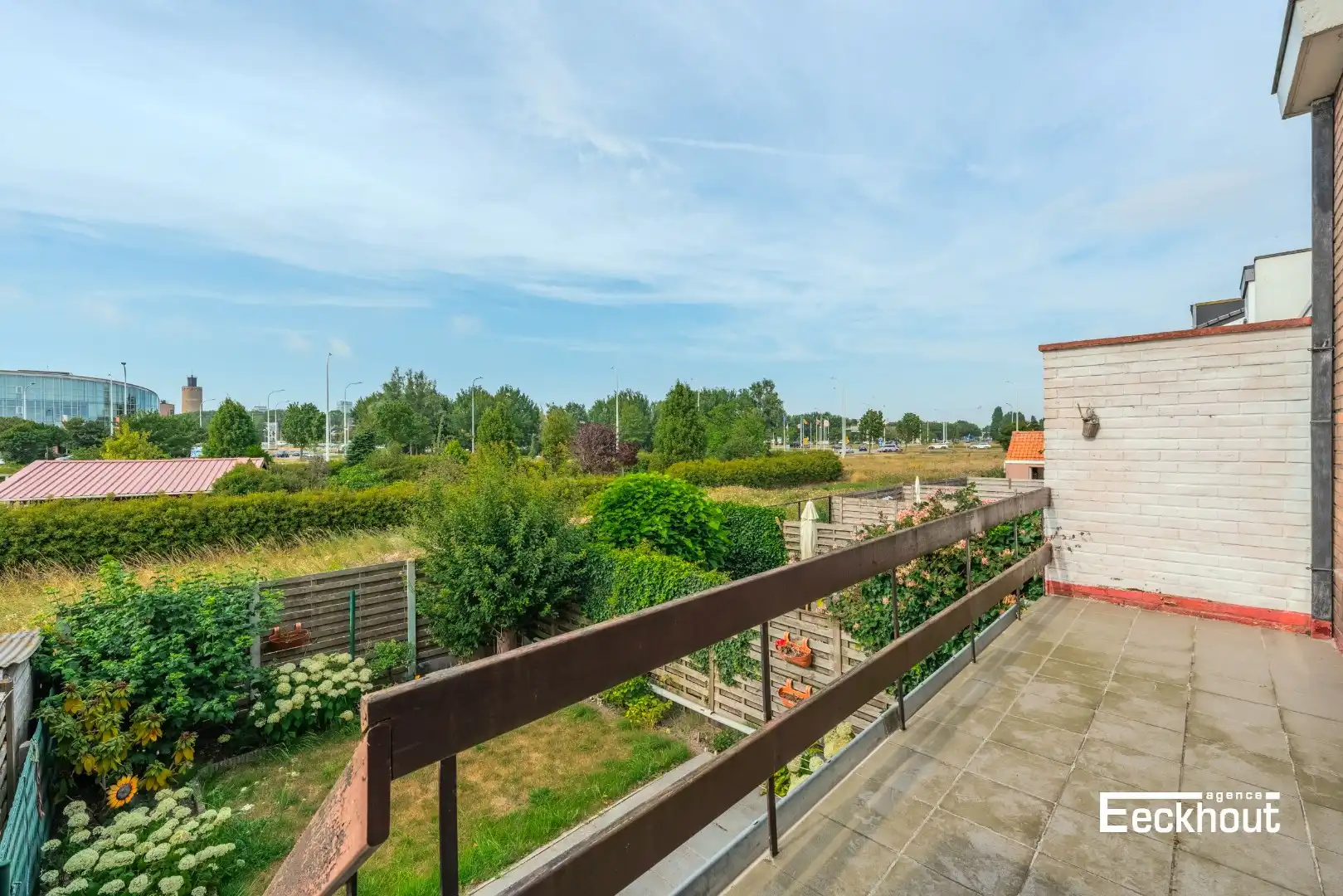 Te moderniseren woning op goede ligging met garage en tuin! foto 4