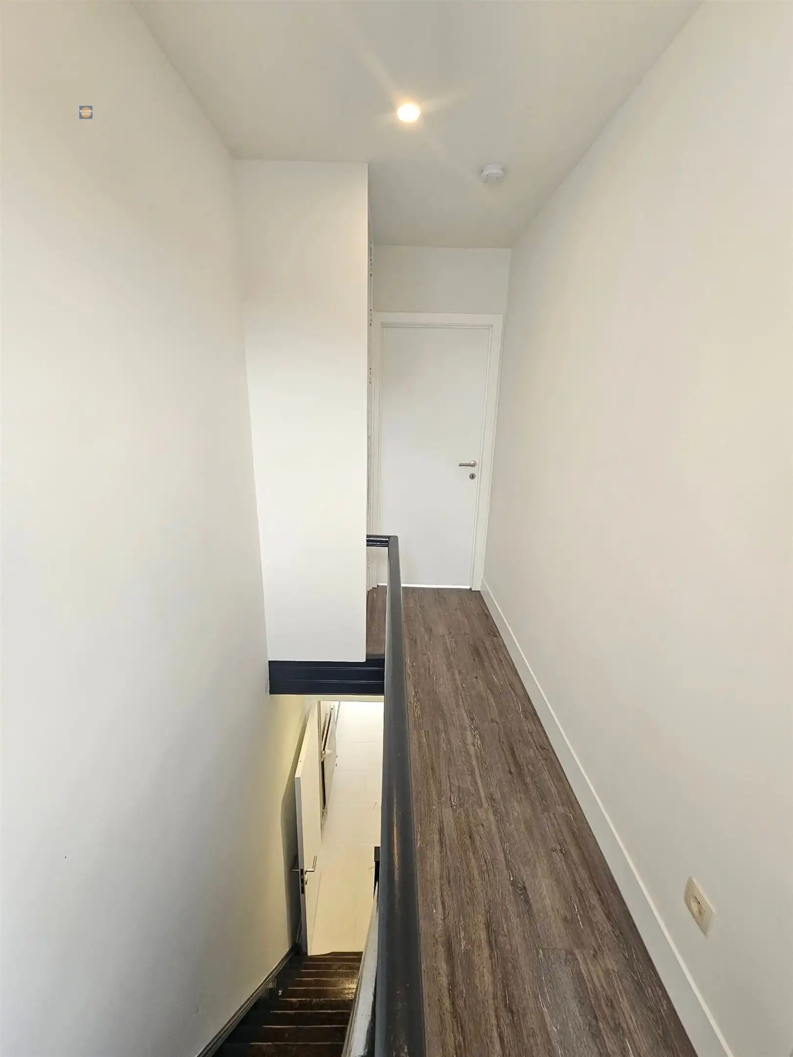 Recent gerenoveerde rijwoning met garage, tuin en 2 slaapkamers foto 9