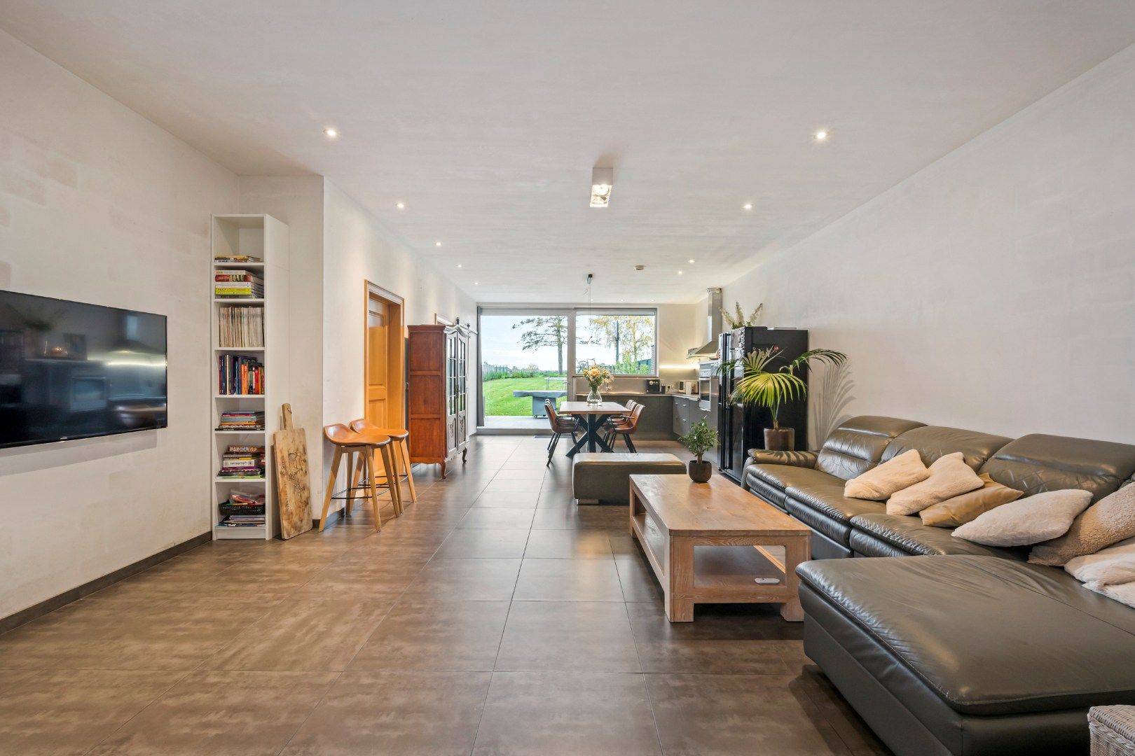 Instapklare halfopen woning met 4 slaapkamers, garage en zonnige tuin in Moorslede foto 2