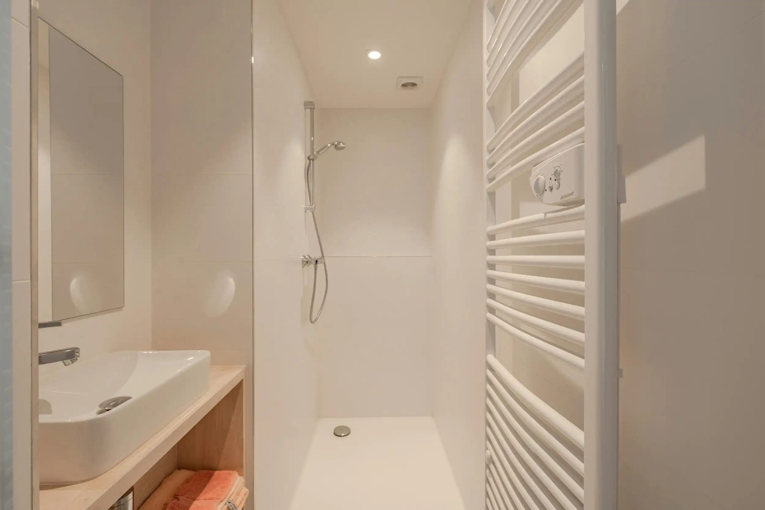 Uitzonderlijk ruim appartement met drie slaapkamers foto 11