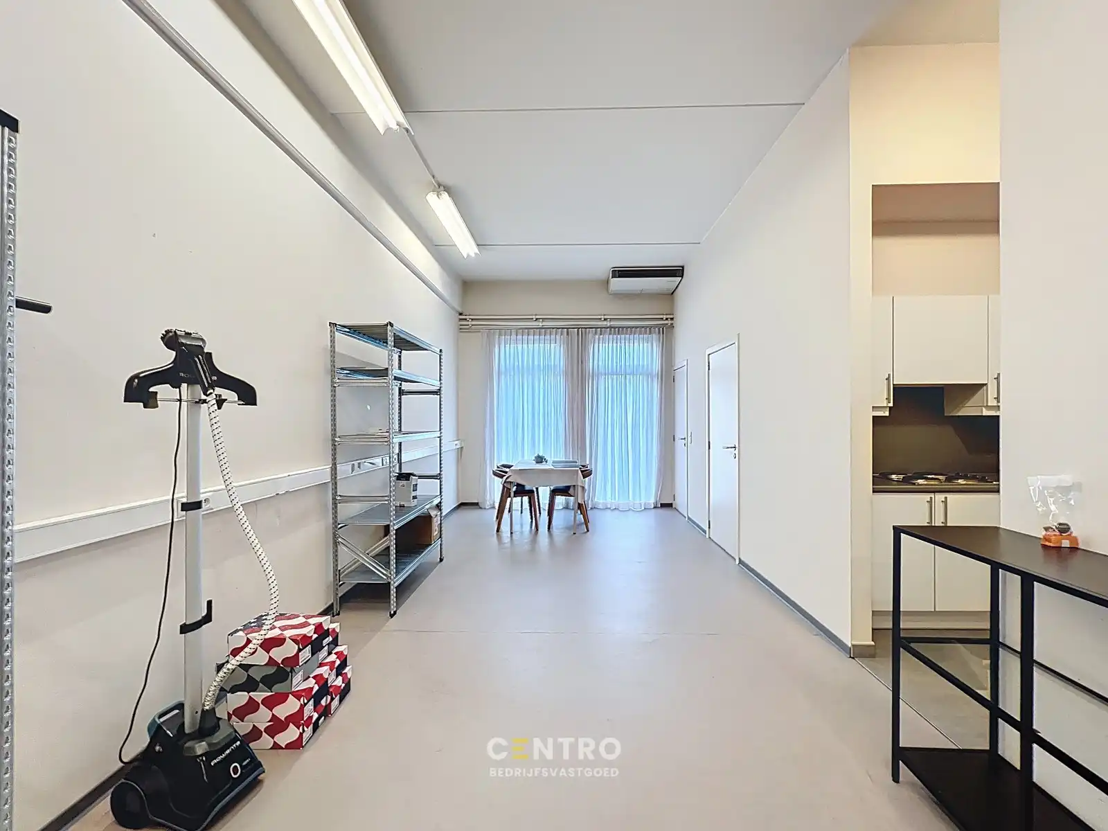 Moderne LICHTRIJKE handelsruimte TE HUUR in de stijlvolle Delaerestraat. foto 14