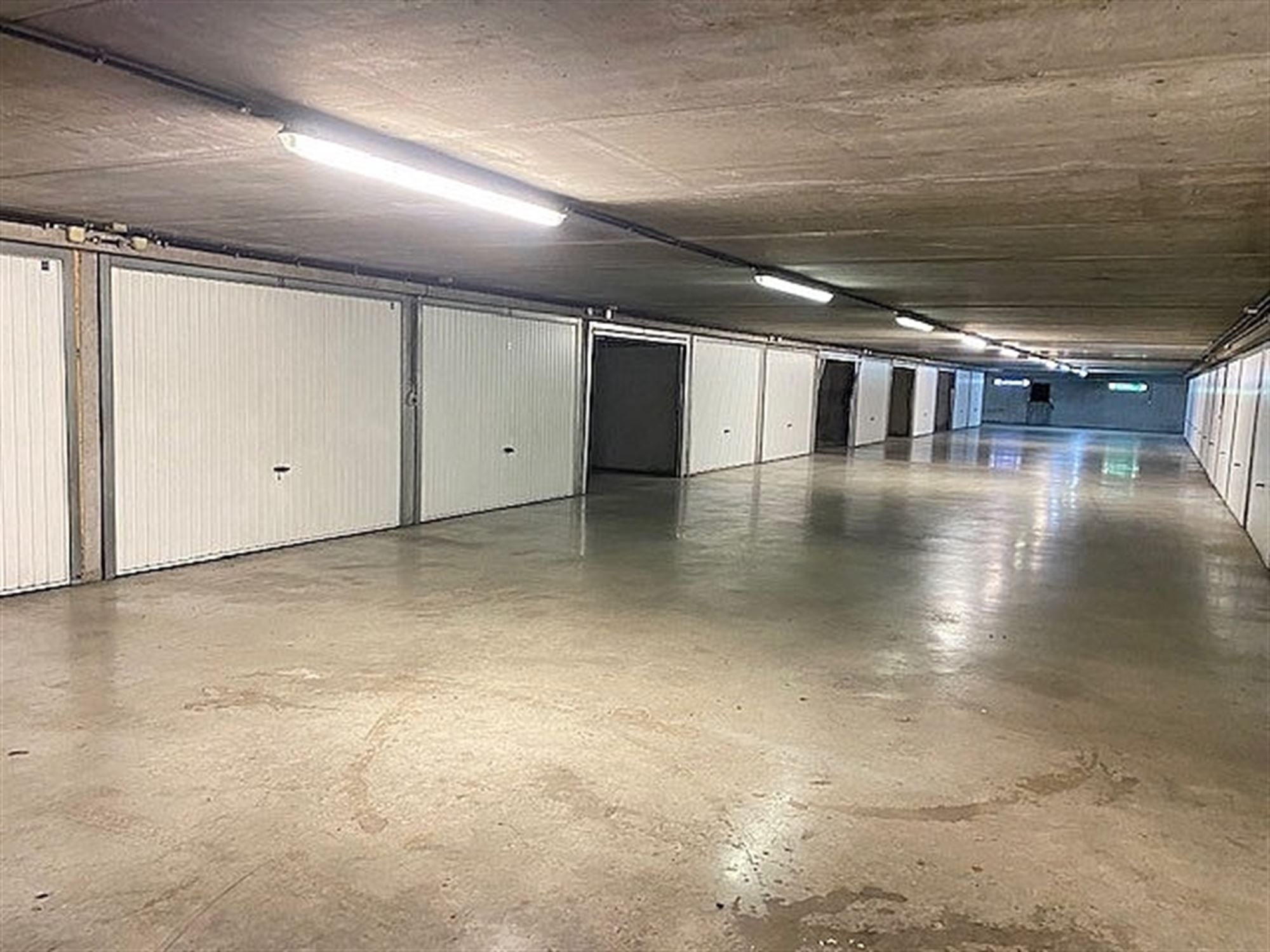 Garagebox in ondergrondse parkeergarage foto 2