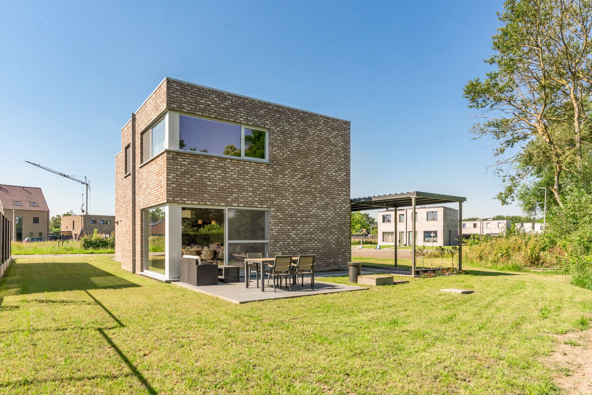 MODERNE VRIJSTAANDE EN ENERGIEZUINIGE BEN-WONING IN EEN VERKEERSLUWE NIEUWBOUWVERKAVELING NABIJ HET CENTRUM VAN WIJCHMAAL, PEER OP EEN PERCEEL VAN 4A 3CA – DE WONING OMVAT EEN HEERLIJKE OPEN LEEFRUIMTE MET VEEL LICHTINVAL, EEN GOED UITGERUSTE KEUKEN MET AANSLUITEND TOEGANG TOT HET TERRAS, 3 KNAPPE SLAAPKAMERS EN 2 BADKAMERS WAARVAN 1 MET ZEER RUIME INLOOPDOUCHE –VERKOOP ONDER REGISTRATIERECHTEN!! -  foto 4