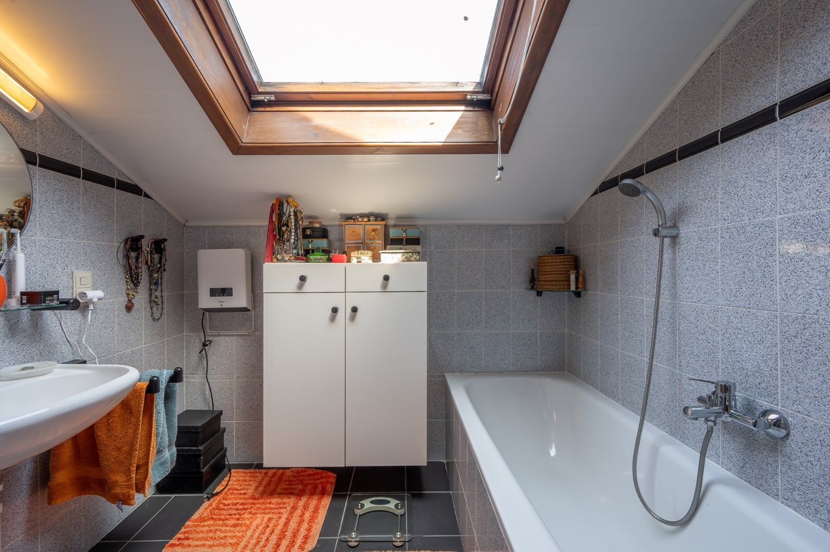Instapklare woning met grote garage op een gegeerde locatie in Sint-Andries! foto 12