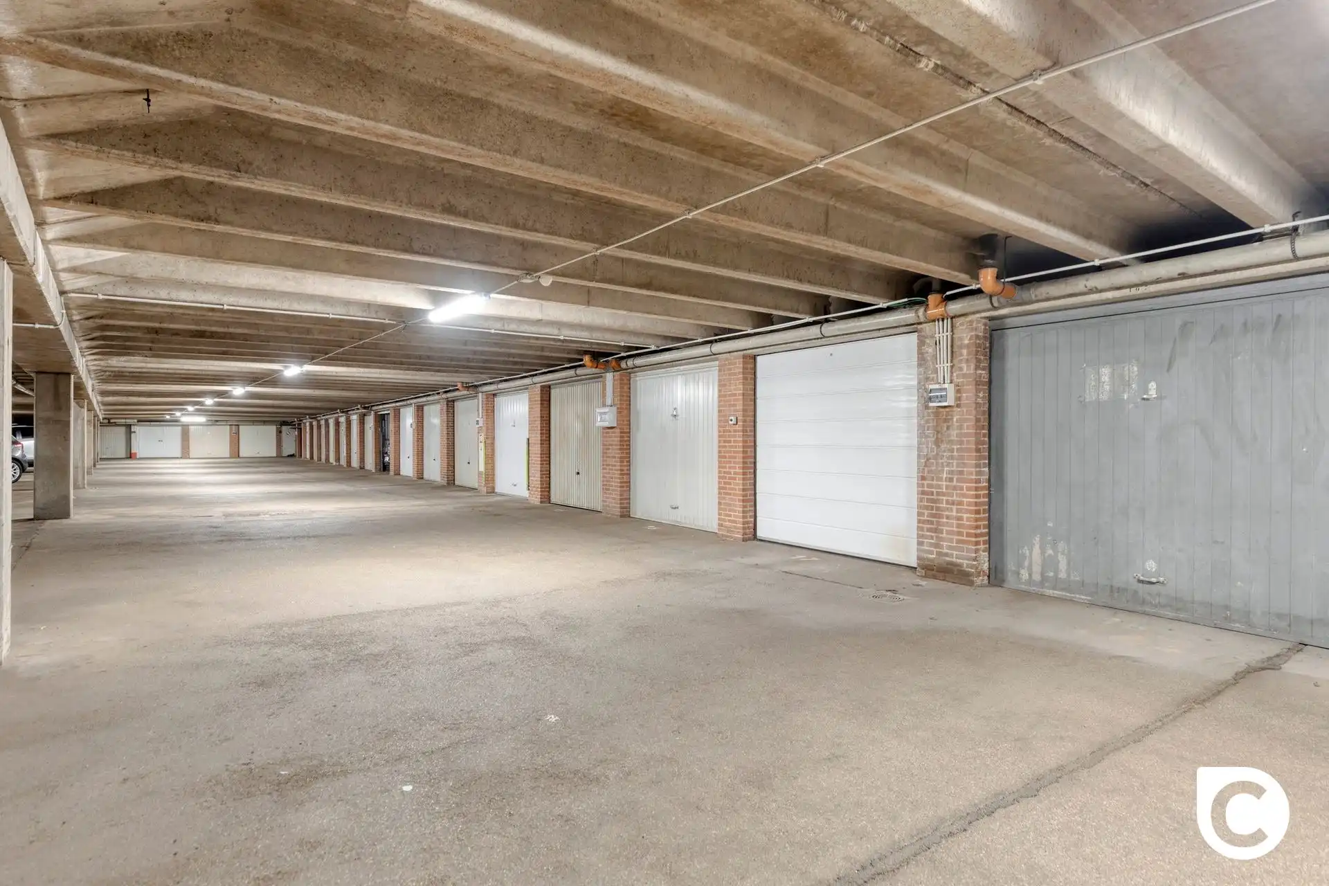 Ruim één slaapkamer app + garage foto 10
