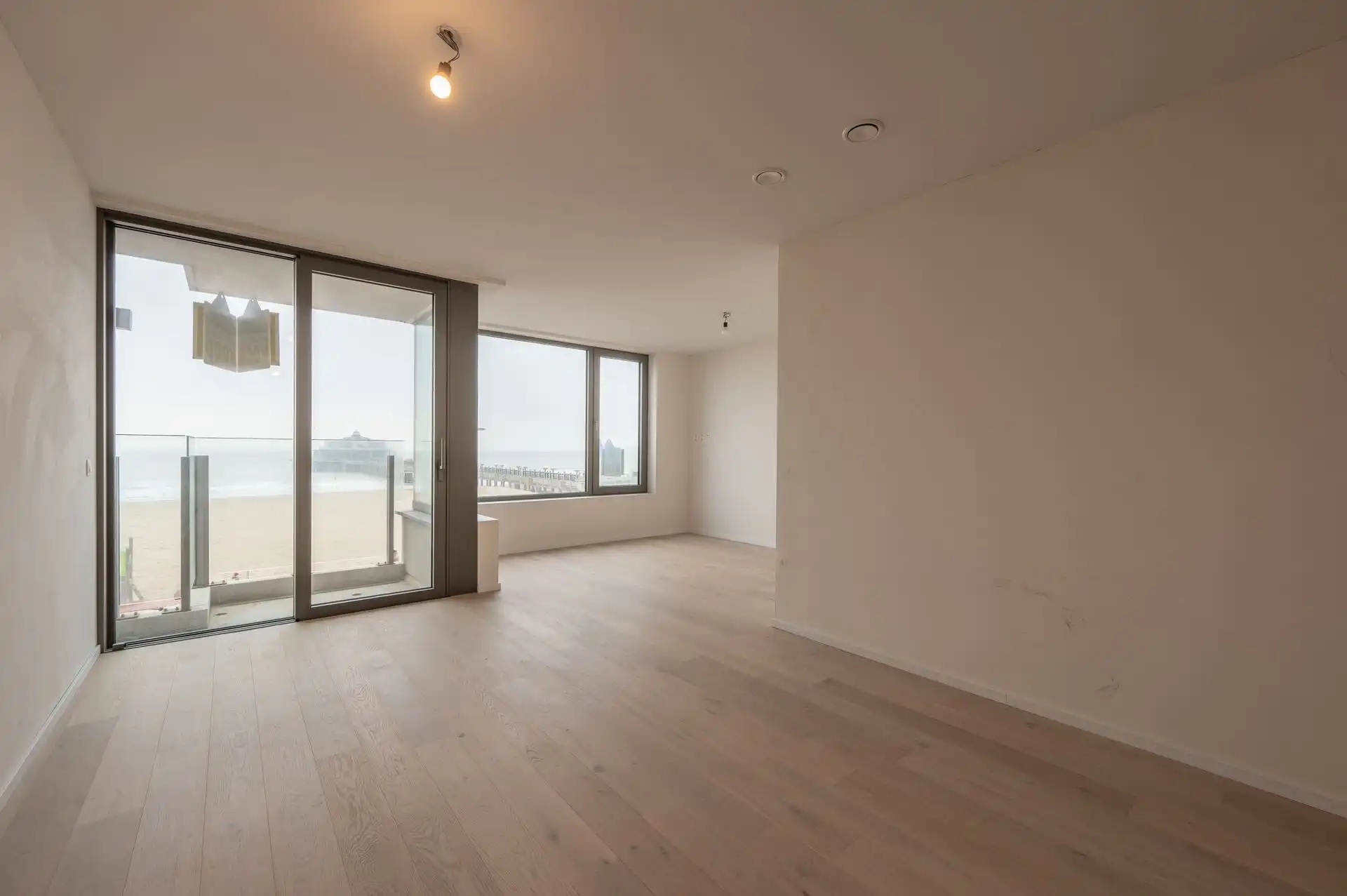Appartement te koop op topligging aan de Zeedijk met prachtig zicht op de Pier van Blankenberge foto 3