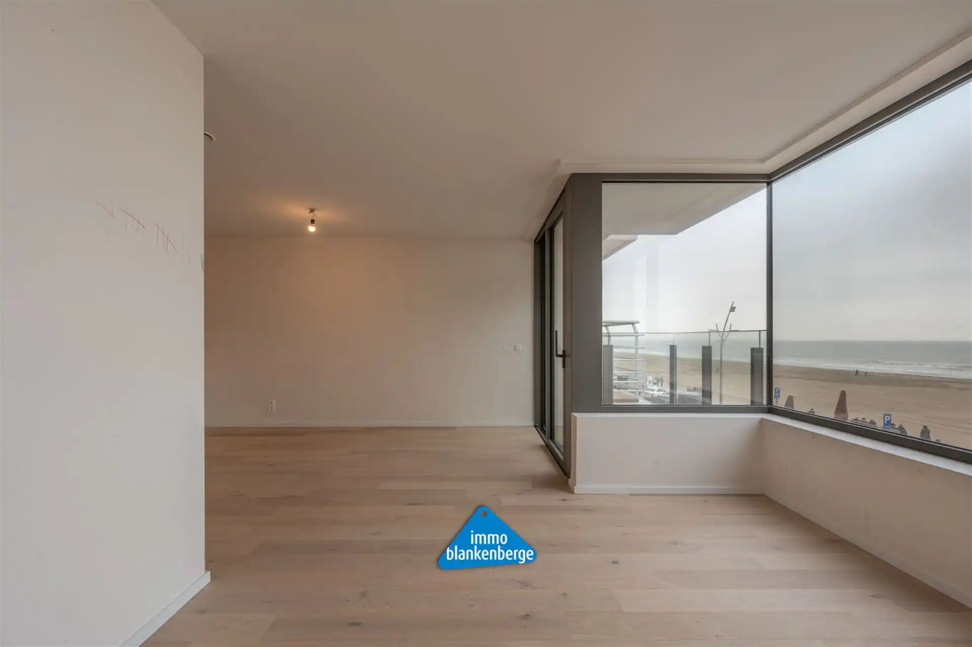 Appartement te koop op topligging aan de Zeedijk met prachtig zicht op de Pier van Blankenberge foto 3