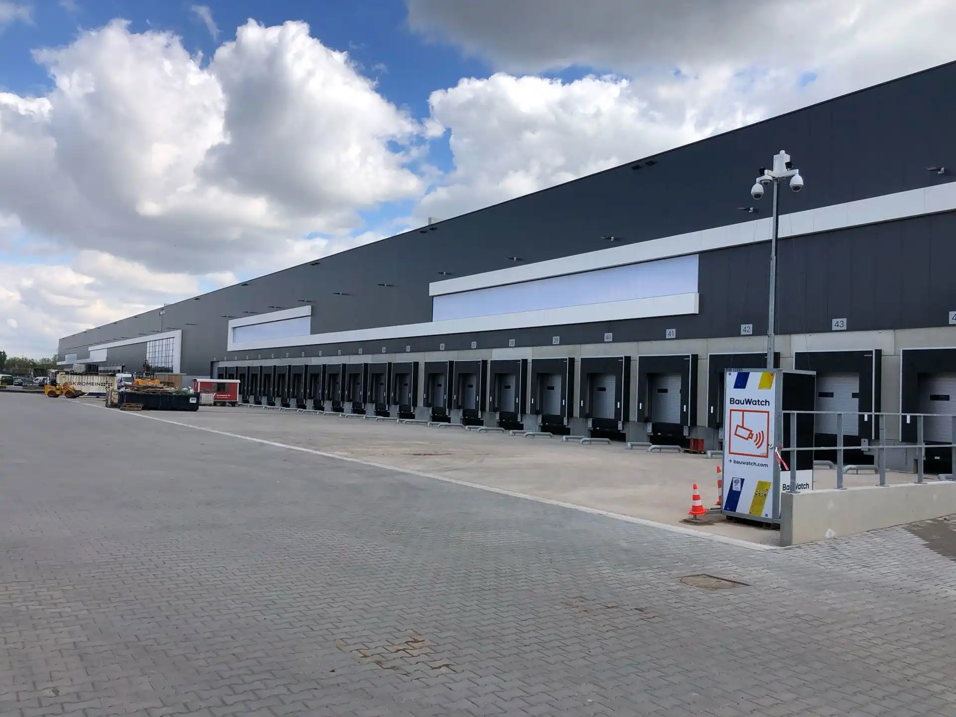 Logistiek magazijn van 11.553m² met mezzanine van 927m² met 8 loskades en kantoor 266m²  te Boom. foto 3