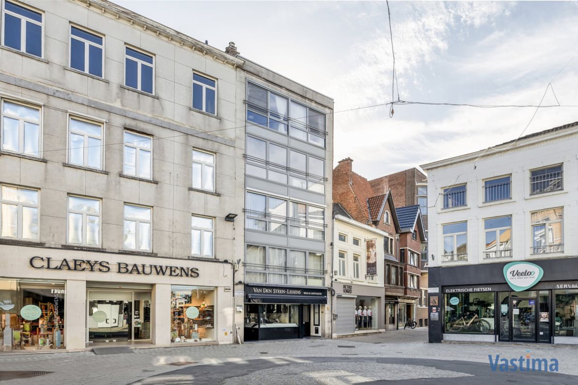 Handelszaak met ruime werk- en opslagplaats in Aalsterse winkelstraat foto 1