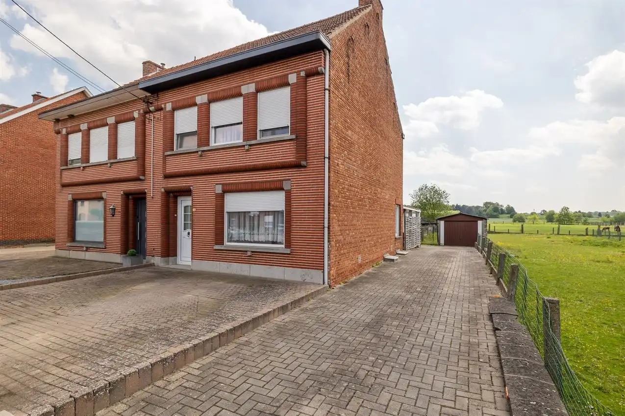 Opgefriiste woning 3slk op goed bereikbare ligging en zuidtuin foto 2