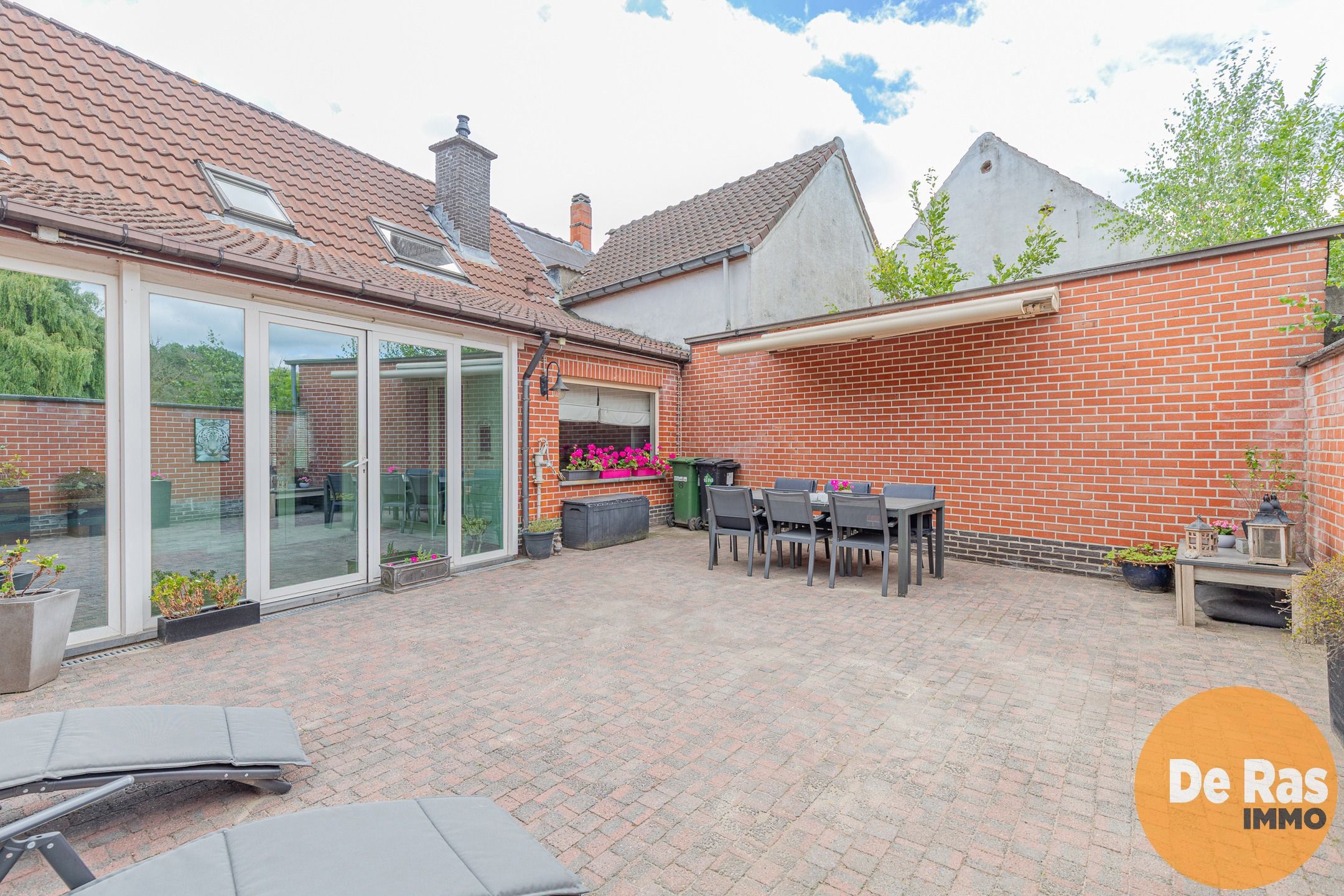 NIEUWERKERKEN–Gezellige woning met terras, centrale ligging! foto 2