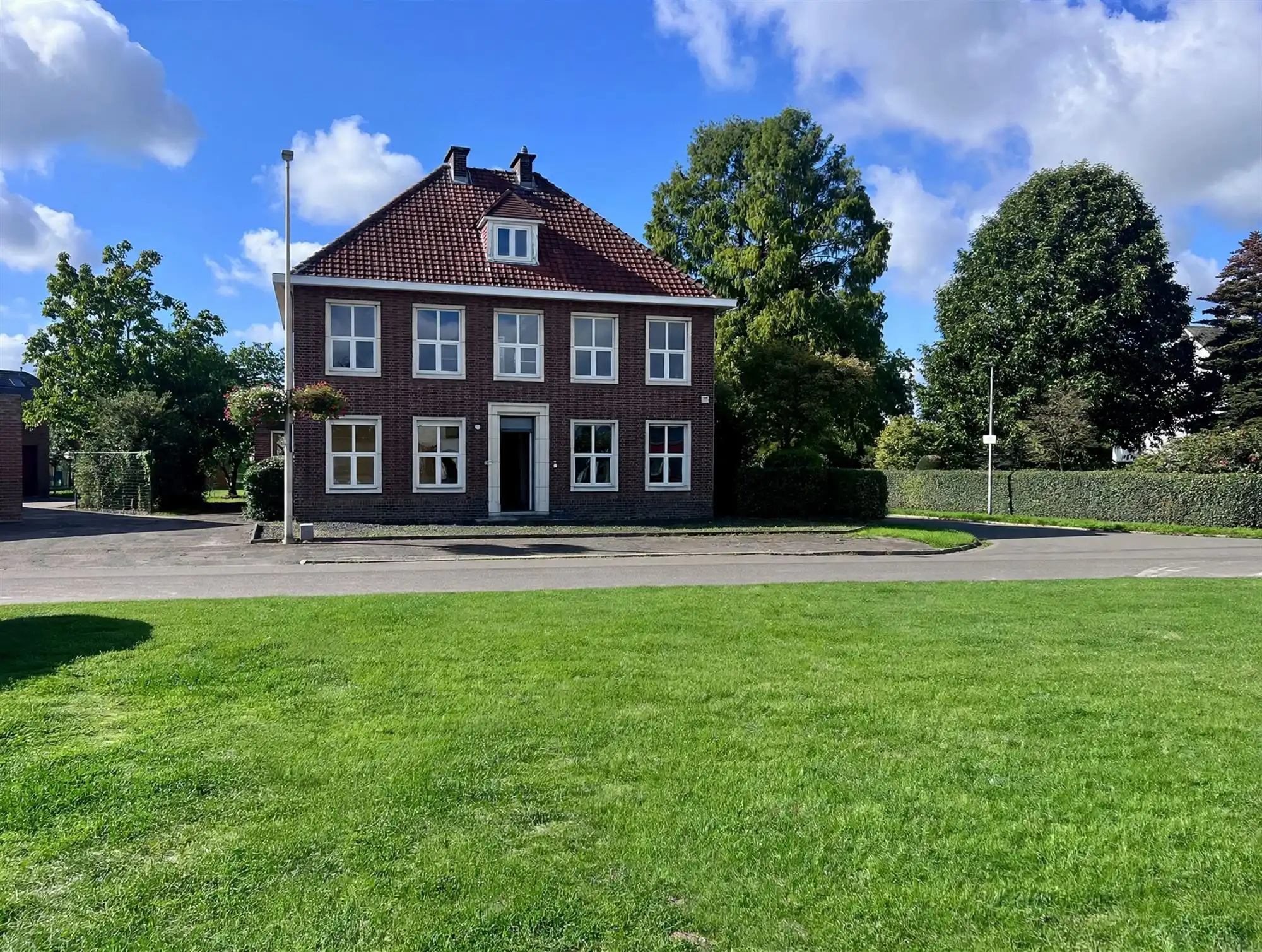 Karaktervolle woning op 907 m² en renovatiepotentieel foto {{pictureIndex}}