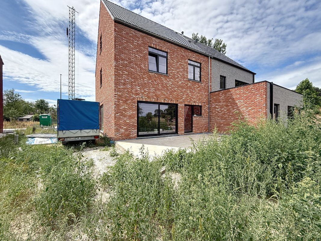 Afgewerkte nieuwbouwwoning met 4 slaapkamers en garage foto 4
